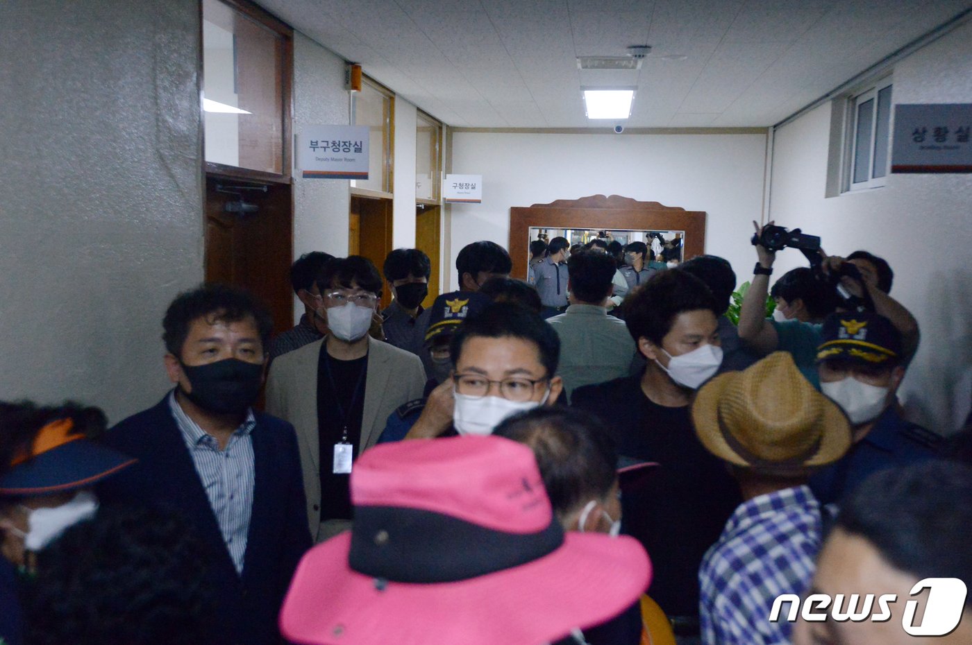 광주 광산구 삼도동 주민들이 22일 오후 광산구청에서 반려동물 장묘시설 용도변경 심의위원회에 애견화장장 설치 반대 민원이 접수되지 않자 구청장실 앞에서 대치하고 있다. 2022.9.22/뉴스1 ⓒ News1 이승현 기자