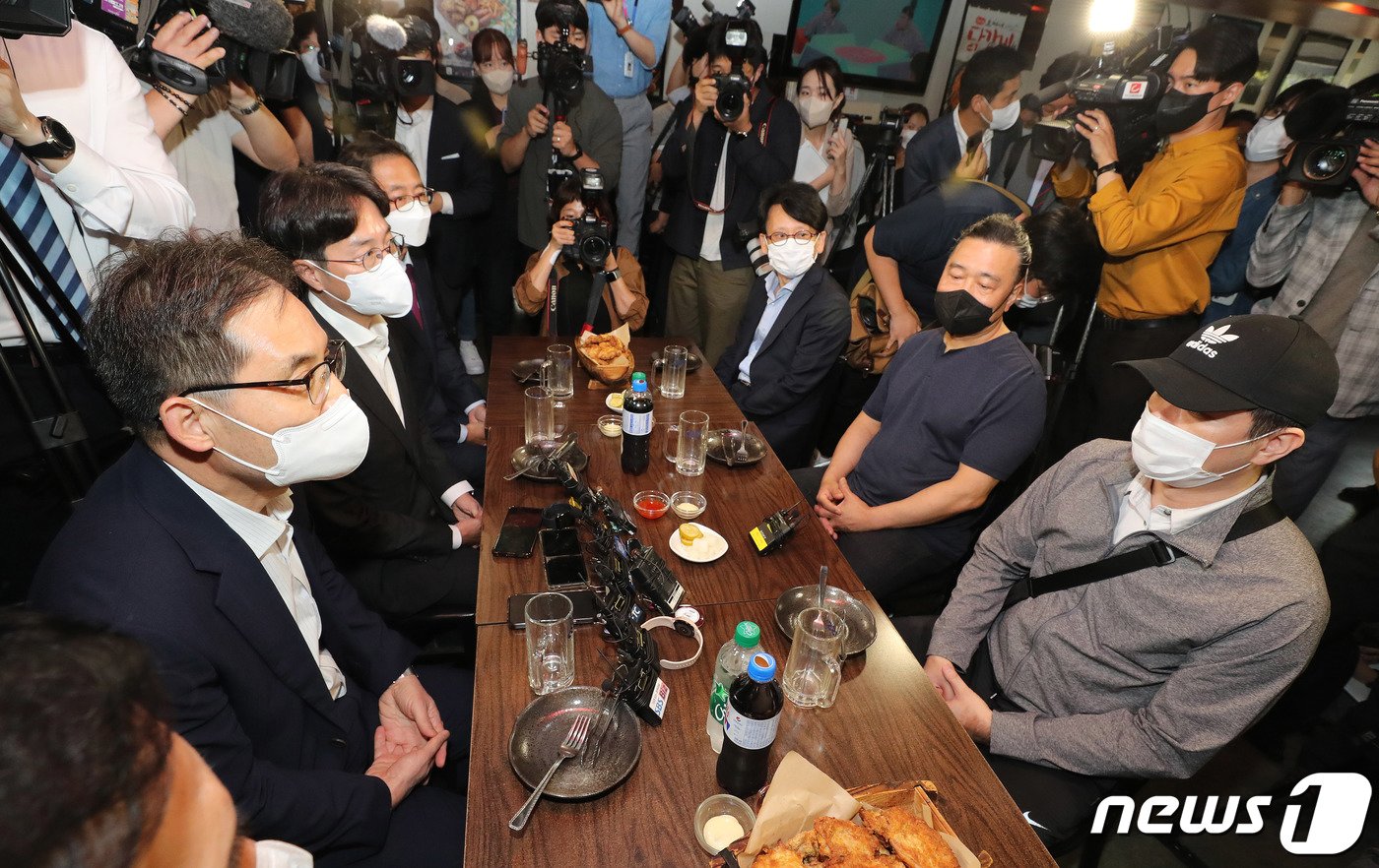 본문 이미지 - 한기정 공정거래위원장&#40;왼쪽&#41;이 22일 오후 서울 중구 한 치킨집을 방문해 배달의민족, 요기요, 쿠팡이츠 등 배달 플랫폼 업계 대표 및 요식업 업주들과 간담회를 하고 있다. 2022.9.22/뉴스1 ⓒ News1 박세연 기자