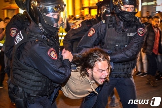 21일(현지시간) 동원령에 반대하며 시위에 나선 러시아 시민이 경찰에 끌려가고 있다. 22.09.21 ⓒ AFP=뉴스1 ⓒ News1 문동주 기자