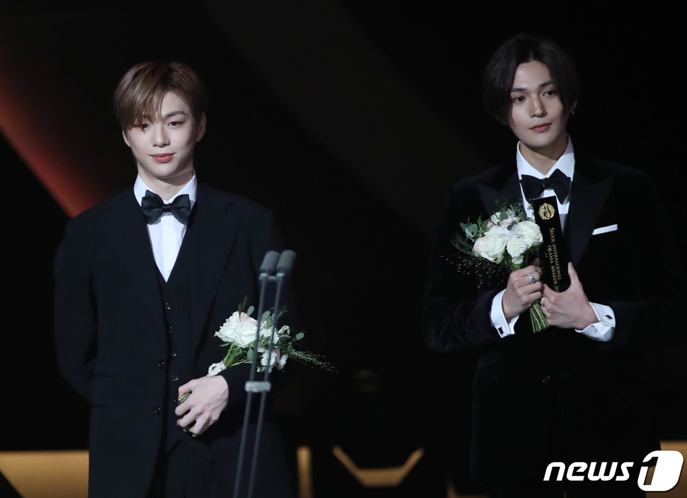 본문 이미지 - 배우 강다니엘과 야기 유세이&#40;오른쪽&#41;가 22일 오후 서울 영등포구 KBS홀에서 열린 &#39;서울 드라마어워즈 2022&#39;에서 아시아스타상을 수상한 뒤 소감을 밝히고 있다. 2022.9.22/뉴스1 ⓒ News1 권현진 기자