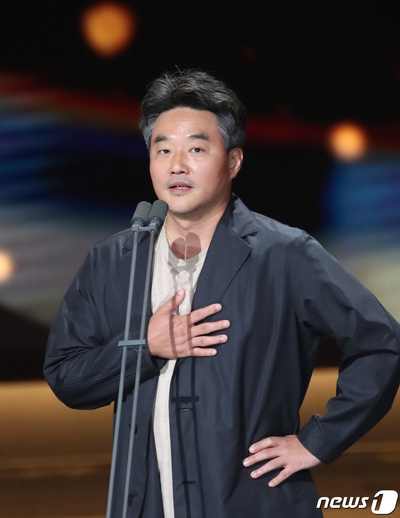 본문 이미지 - &#39;지금 우리 학교는&#39; 이재규 감독이 22일 오후 서울 영등포구 KBS홀에서 열린 &#39;서울 드라마어워즈 2022&#39;에서 한류드라마부문 작품상을 수상한 뒤 소감을 말하고 있다. 2022.9.22/뉴스1 ⓒ News1 권현진 기자