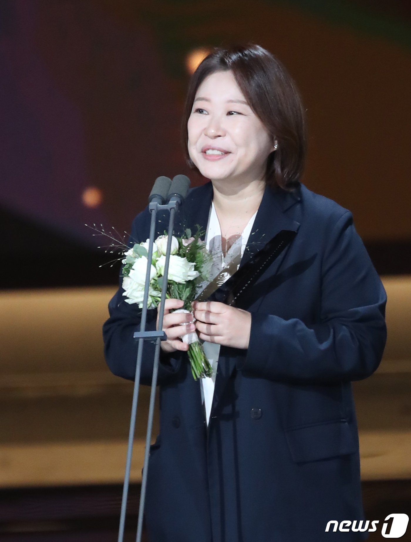 본문 이미지 - &#39;옷 소매 붉은 끝동&#39; 정지인 감독이 22일 오후 서울 영등포구 KBS홀에서 열린 &#39;서울 드라마어워즈 2022&#39;에서 한류드라마부문 작품상을 수상한 뒤 소감을 말하고 있다. 2022.9.22/뉴스1 ⓒ News1 권현진 기자