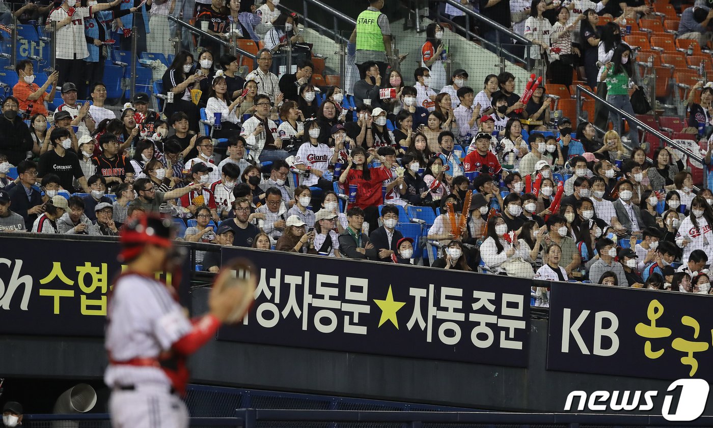 22일 오후 서울 송파구 잠실야구장에서 열린 프로야구 &#39;2022 신한은행 SOL KBO리그&#39; 롯데 자이언츠와 LG 트윈스의 경기, 3루 롯데 응원단의 야구팬들이 응원을 펼치고 있다. 2022.9.22/뉴스1 ⓒ News1 김진환 기자