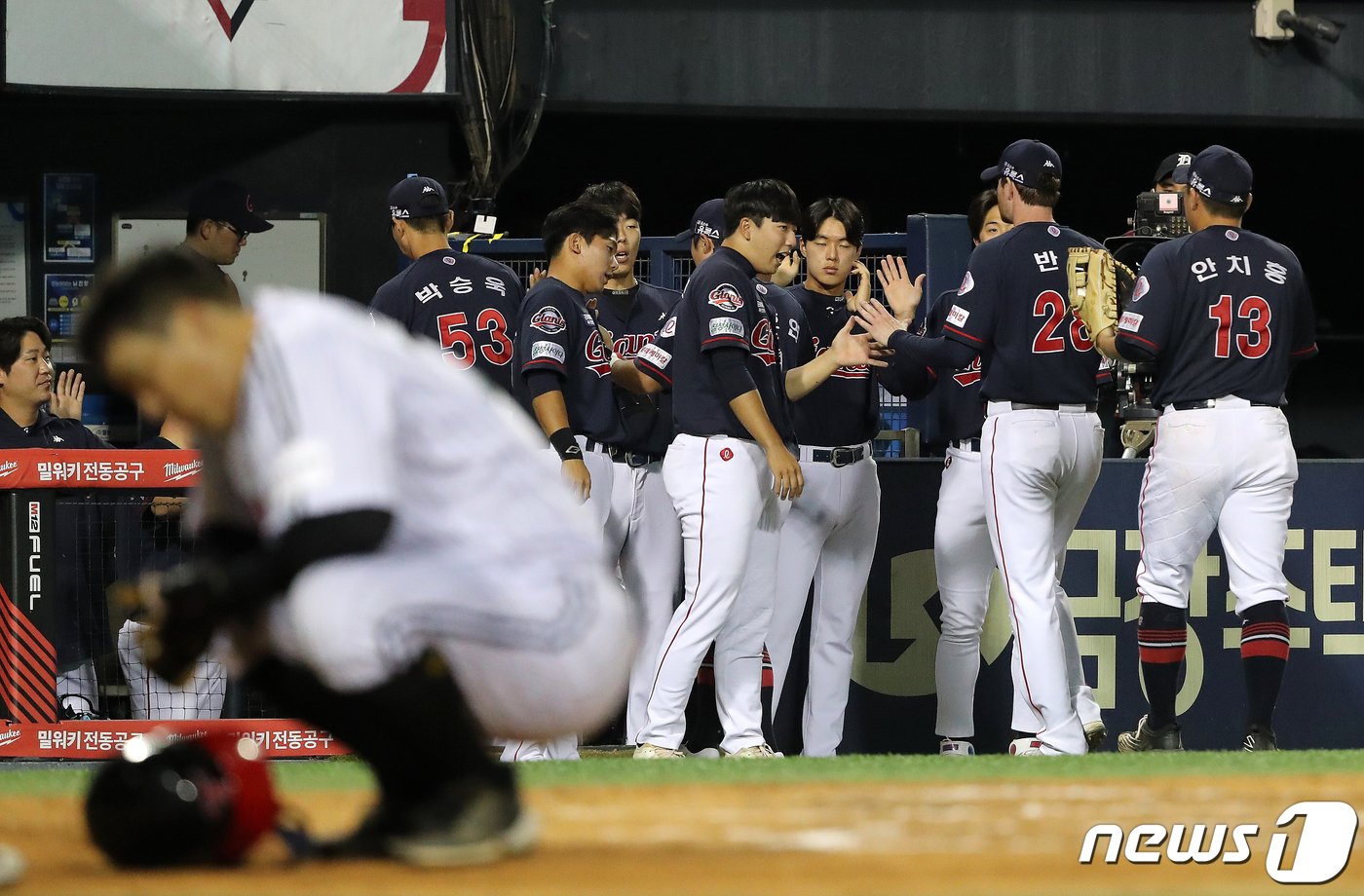 본문 이미지 - 22일 오후 서울 송파구 잠실야구장에서 열린 프로야구 '2022 신한은행 SOL KBO리그' 롯데 자이언츠와 LG 트윈스의 경기, 롯데 반즈를 비롯한 선수들이 6회말 실점 없이 이닝을 마친 후 더그아웃으로 향하고 있다. 2022.9.22/뉴스1 ⓒ News1 김진환 기자