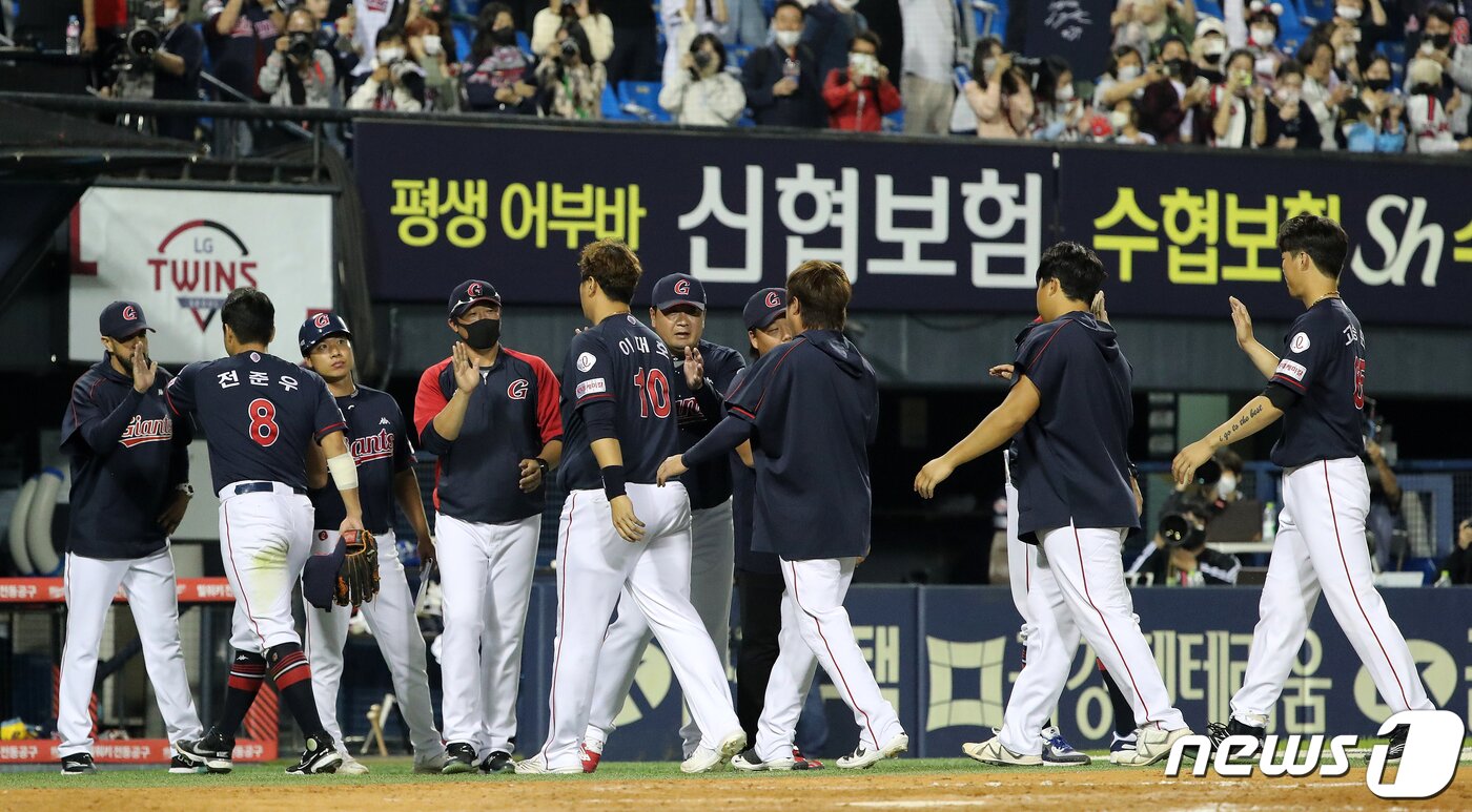 본문 이미지 - 22일 오후 서울 송파구 잠실야구장에서 열린 프로야구 '2022 신한은행 SOL KBO리그' 롯데 자이언츠와 LG 트윈스의 경기, 7대1 승리를 거둔 롯데 선수들이 코칭스테프와 하이파이브를 하고 있다. 2022.9.22/뉴스1 ⓒ News1 김진환 기자
