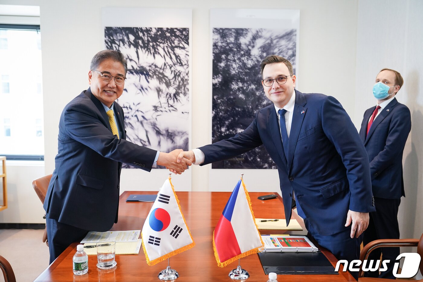 본문 이미지 - 박진 외교부 장관&#40;왼쪽&#41;과 얀 리파브스키 체코 외교장관&#40;오른쪽&#41;. &#40;외교부 제공&#41;