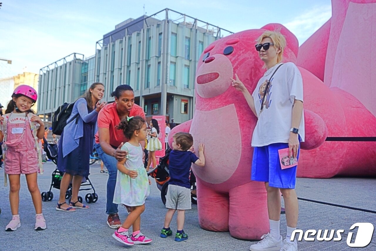 본문 이미지 - 롯데홈쇼핑이 20~21일(현지시간) 미국 뉴욕 맨해튼 '피어17' 야외 광장에 15미터 높이의 초대형 벨리곰 조형물을 내세운 '어메이징 벨리곰' 공공 전시를 진행했다고 23일 밝혔다. 현지 관람객들이 인증 사진을 촬영하고 있다. (롯데홈쇼핑 제공) 2022.9.23/뉴스1
