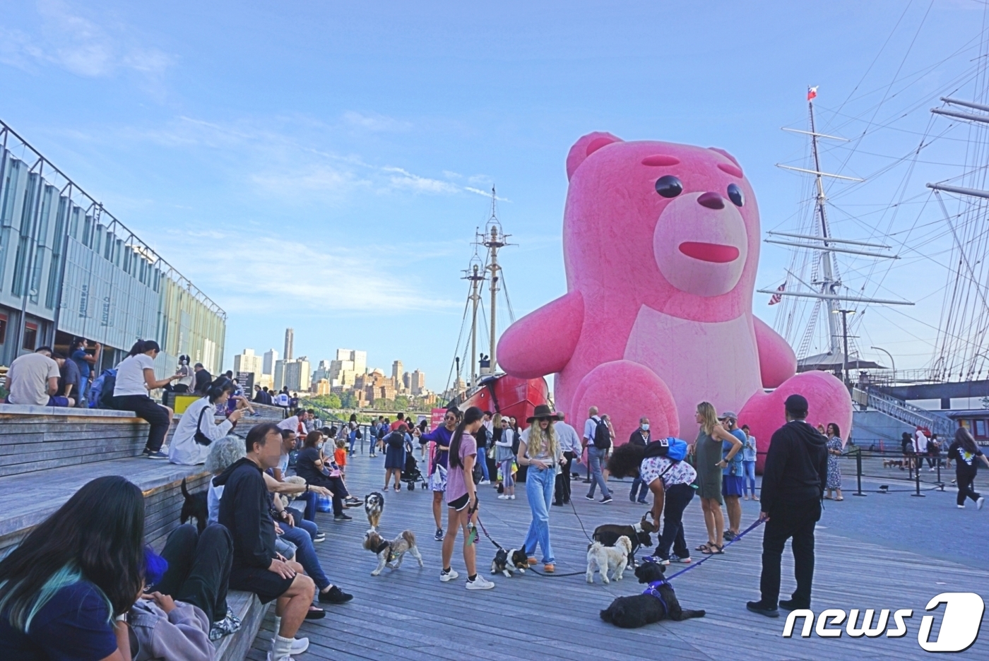 (서울=뉴스1) = 롯데홈쇼핑이 20~21일(현지시간) 미국 뉴욕 맨해튼 '피어17' 야외 광장에 15미터 높이의 초대형 벨리곰 조형물을 내세운 '어메이징 벨리곰' 공공 전시를 진 …