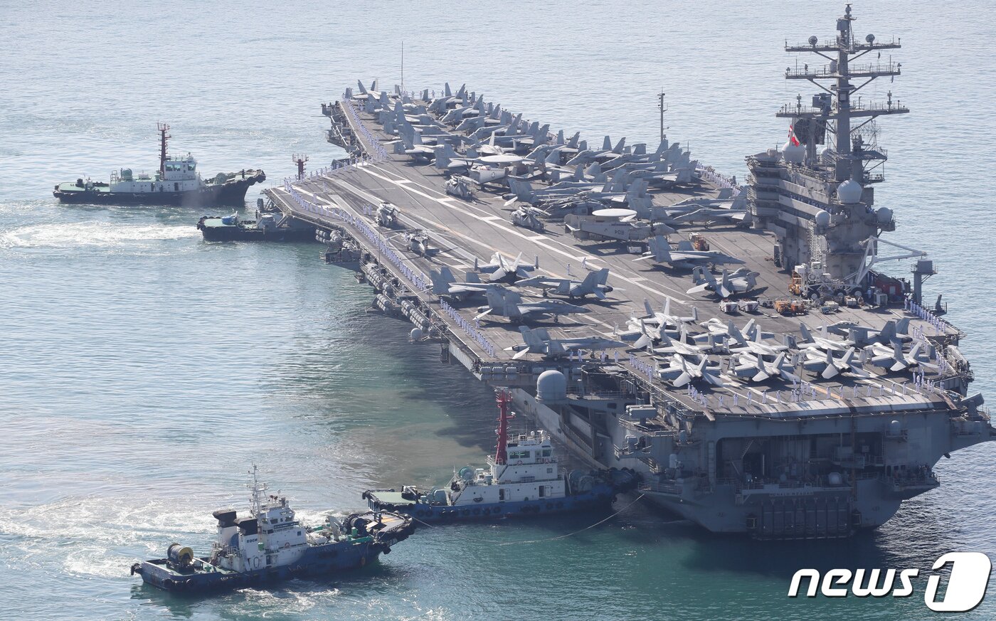 본문 이미지 - 미해군의 핵추진 항공모함 '로널드 레이건함'(CVN-76)이 23일 오전 부산 남구 해군작전사령부에 입항하고 있다. 2022.9.23/뉴스1 ⓒ News1 김영훈 기자