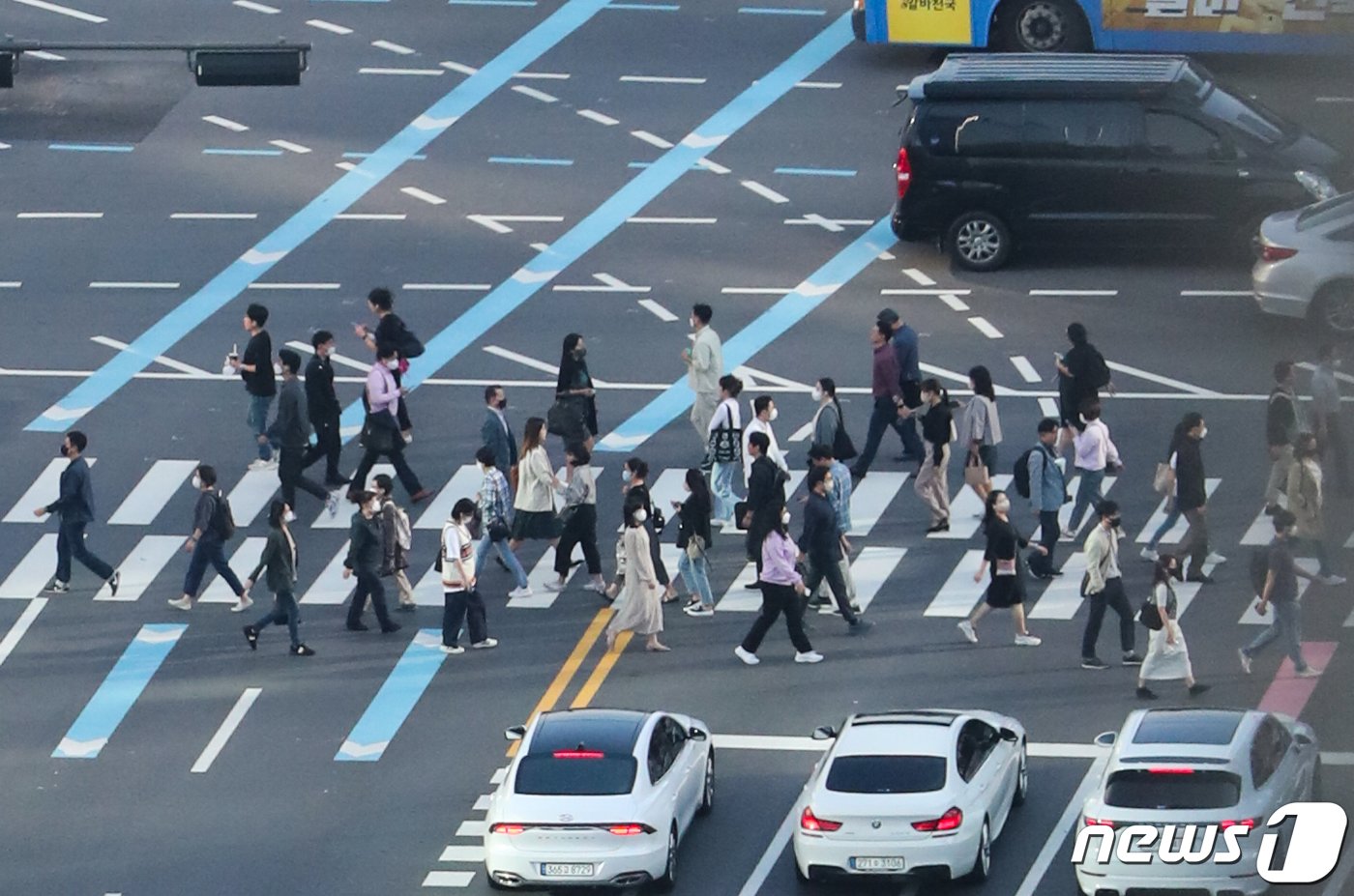 정부가 오는 26일부터 50인 이상 야외에서의 마스크 착용 의무를 전면 해제한다고 발표했다. 사진은 23일 서울 도심 출근길 시민들 모습. 2022.9.23/뉴스1 ⓒ News1 허경 기자