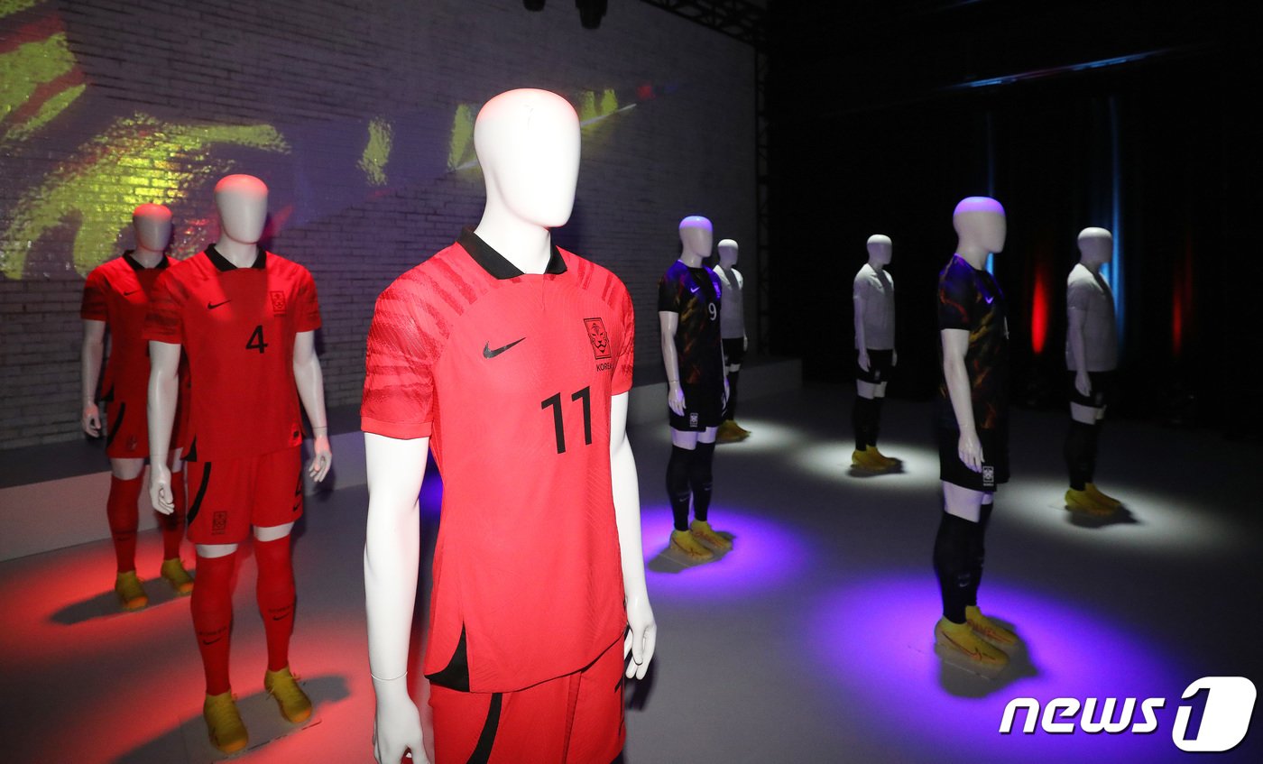 본문 이미지 - 23일 서울 강남구 청담동 킹오브그린스트리트에 대한민국 축구 국가대표팀 새 유니폼 및 역대 유니폼이 전시되어 있다. 이번 대한민국 축구 국가대표팀 컬렉션에는 홈, 원정 유니폼을 포함해 트레이닝 키트 및 팬 컬렉션까지 다양한 제품이 포함됐다. 2022.9.23/뉴스1 ⓒ News1 임세영 기자