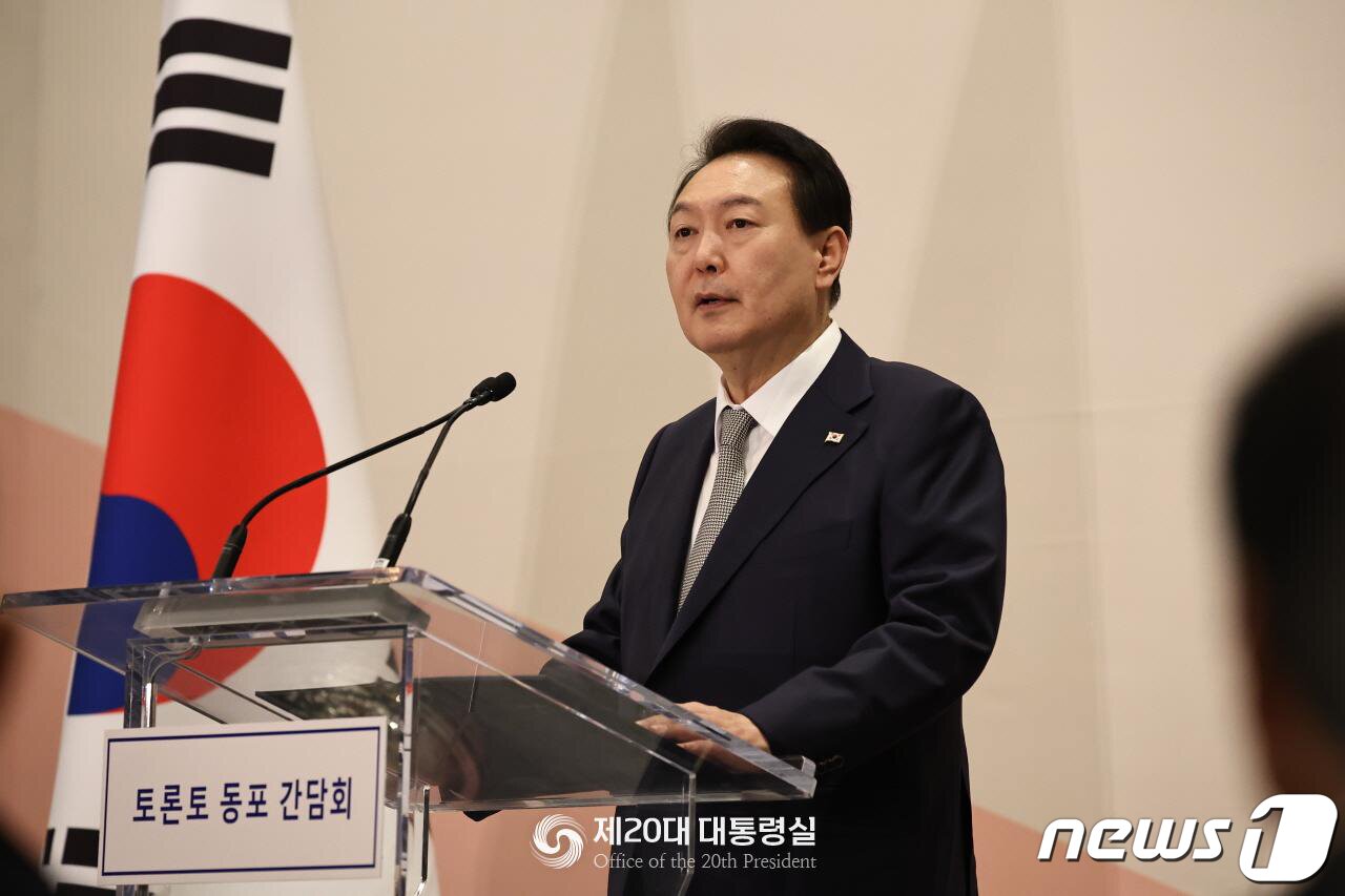본문 이미지 - 윤석열 대통령이 22일(현지시간) 캐나다 토론토의 한 호텔에서 열린 동포 초청 간담회에서 격려사를 하고 있다. (대통령실 홈페이지) 2022.9.23/뉴스1 ⓒ News1 오대일 기자