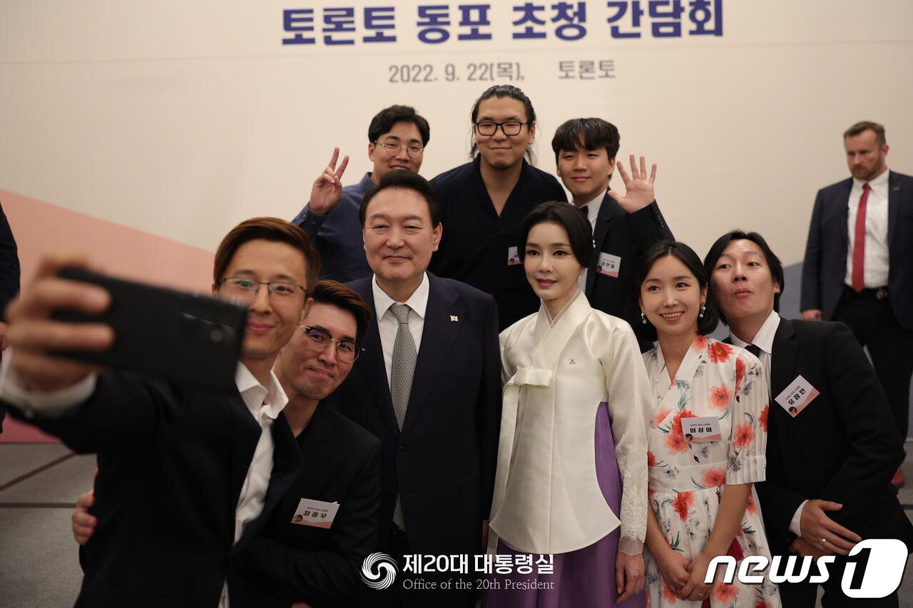 본문 이미지 - 윤석열 대통령과 김건희 여사가 22일(현지시간) 캐나다 토론토의 한 호텔에서 열린 동포 초청 간담회에서 교민들과 기념사진을 찍고 있다. (대통령실 홈페이지) 2022.9.23/뉴스1 ⓒ News1 오대일 기자