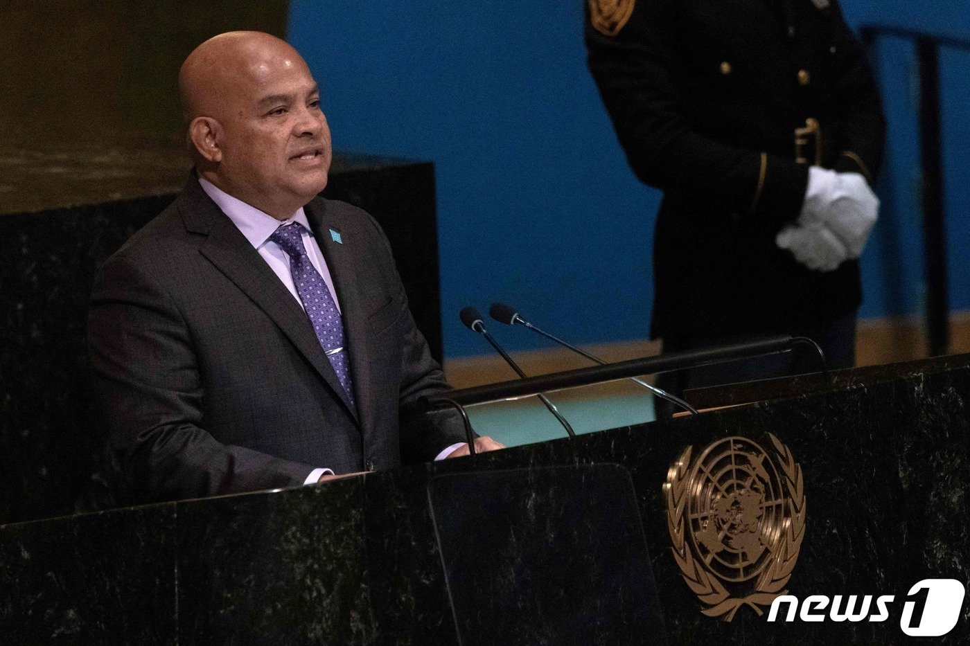 본문 이미지 - 22일(현지시간) 미국 뉴욕에서 열린 유엔총회에서 데이비드 파뉴엘로 미크로네시아 대통령이 연설을 하고 있다. 2022.09.22 ⓒ AFP=뉴스1 ⓒ News1 정윤미 기자