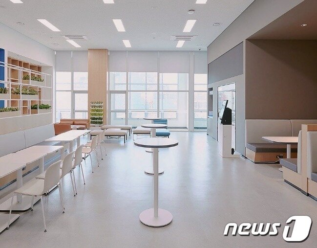 본문 이미지 - 삼성전자가 지난 6월 동탄에 직원 교육을 위한 ‘DS 에듀센터’를 개소했다. 사진은 DS 에듀센터 라운지의 모습(삼성반도체이야기 SNS 갈무리)