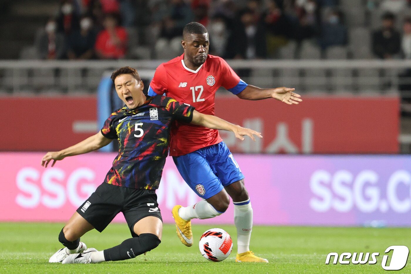본문 이미지 - 정우영이 23일 오후 경기 고양종합운동장에서 열린 대한민국과 코스타리카의 친선경기에서 볼다툼을 하고 있다. 2022.9.23/뉴스1 ⓒ News1 이광호 기자