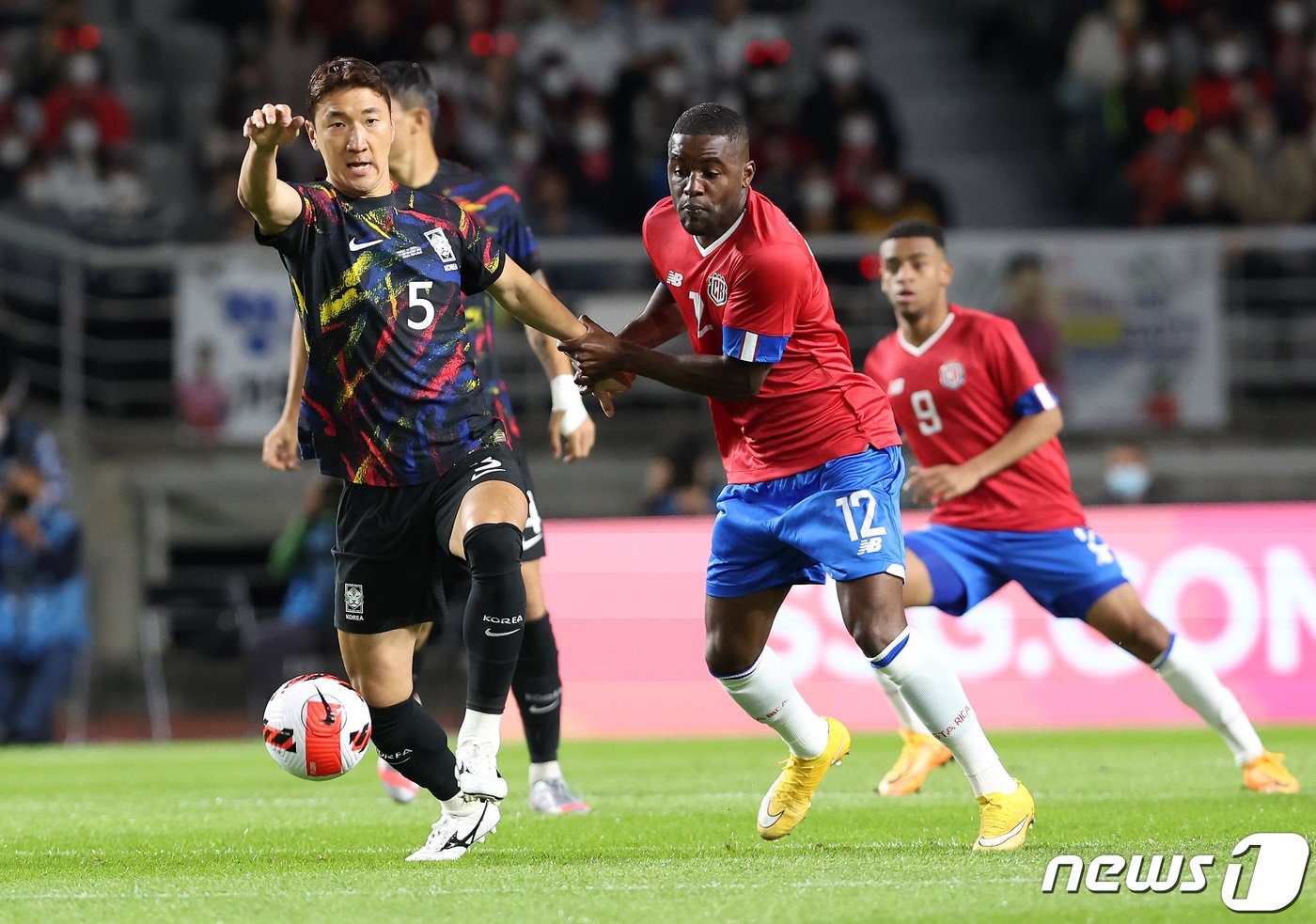 본문 이미지 - 정우영이 23일 오후 고양종합운동장에서 열린 대한민국과 코스타리카의 친선경기에서 드리블 돌파를 시도하고 있다. 2022.9.23/뉴스1 ⓒ News1 이동해 기자