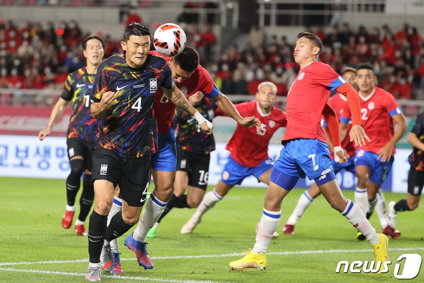본문 이미지 - 김민재가 23일 오후 경기 고양종합운동장에서 열린 대한민국과 코스타리카의 친선경기에서 상대문전을 향해 헤딩슛을 하고 있다. 2022.9.23/뉴스1 ⓒ News1 이광호 기자