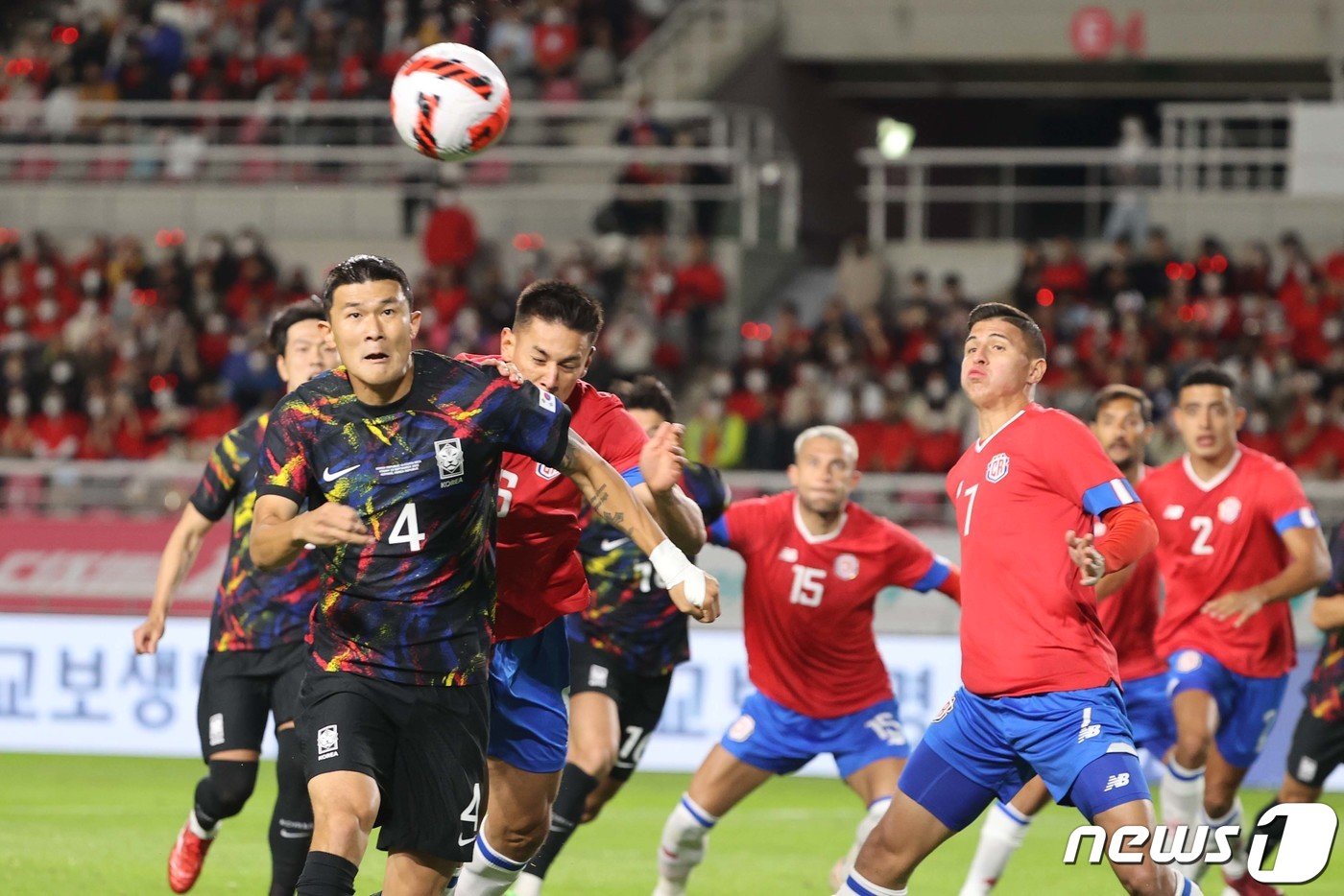 본문 이미지 - 김민재가 23일 오후 경기 고양종합운동장에서 열린 대한민국과 코스타리카의 친선경기에서 상대문전을 향해 헤딩슛을 시도하고 있다. 2022.9.23/뉴스1 ⓒ News1 이광호 기자