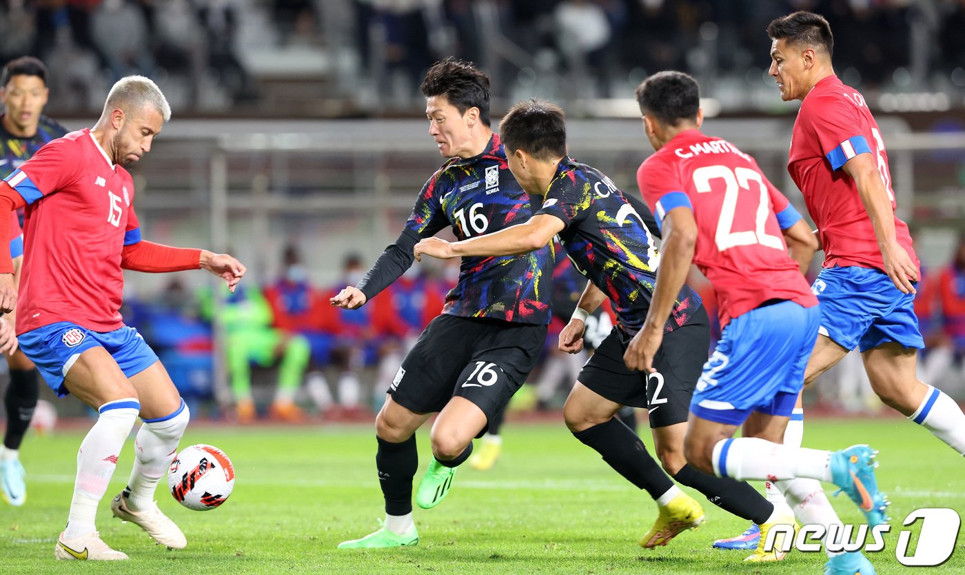 본문 이미지 - 황의조가 23일 오후 고양종합운동장에서 열린 대한민국과 코스타리카의 친선경기에서 드리블 돌파를 시도하고 있다. 2022.9.23/뉴스1 ⓒ News1 이동해 기자