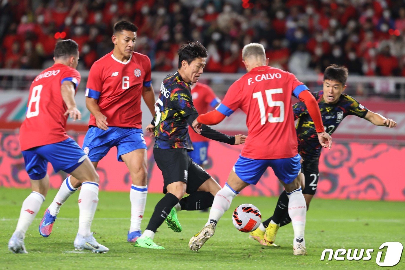 본문 이미지 - 황의조가 23일 오후 경기 고양종합운동장에서 열린 대한민국과 코스타리카의 친선경기에서 상대문전을 향해 쇄도하고 있다. 2022.9.23/뉴스1 ⓒ News1 이광호 기자
