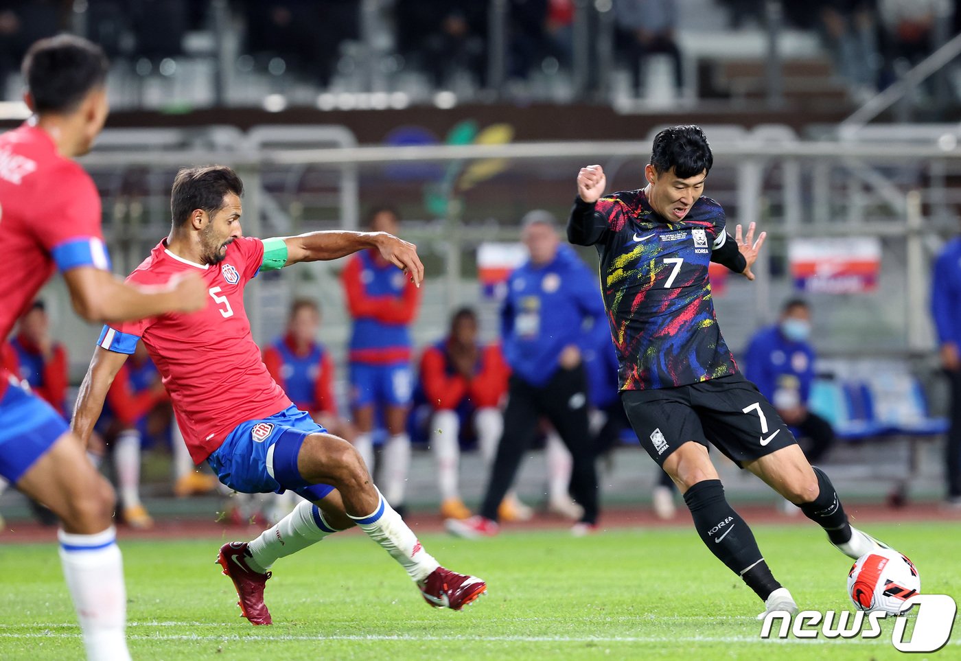 본문 이미지 - 손흥민이 23일 오후 고양종합운동장에서 열린 대한민국과 코스타리카의 친선경기에서 슛을 시도하고 있다. 2022.9.23/뉴스1 ⓒ News1 이동해 기자