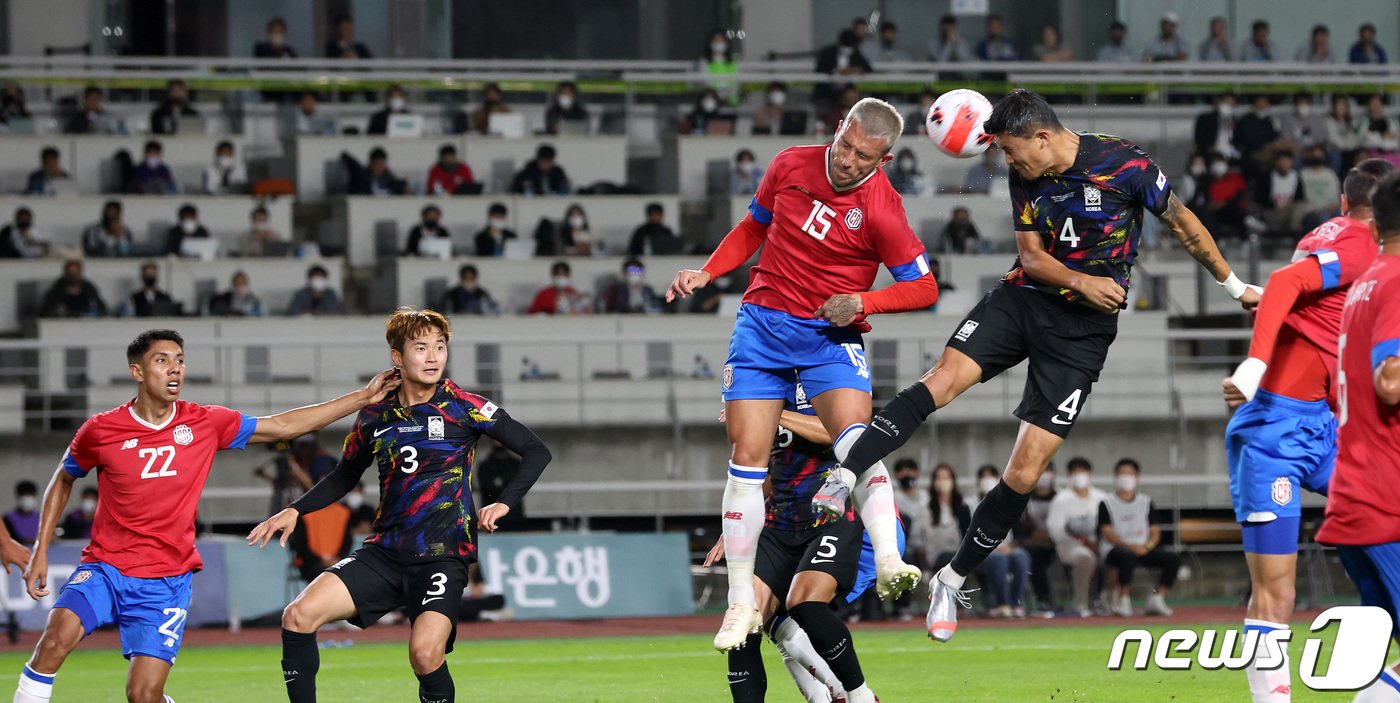 본문 이미지 - 김민재가 23일 오후 고양종합운동장에서 열린 대한민국과 코스타리카의 친선경기에서 손흥민의 코너킥에 헤더슛을 시도하고 있다. 2022.9.23/뉴스1 ⓒ News1 이동해 기자