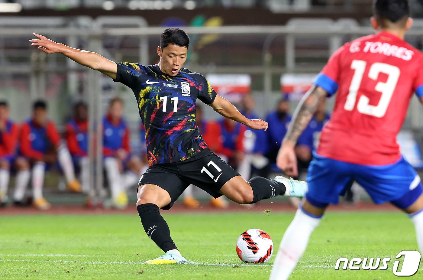 본문 이미지 - 황희찬이 23일 오후 고양종합운동장에서 열린 대한민국과 코스타리카의 친선경기에서 선제골을 넣고 있다. 2022.9.23/뉴스1 ⓒ News1 이동해 기자