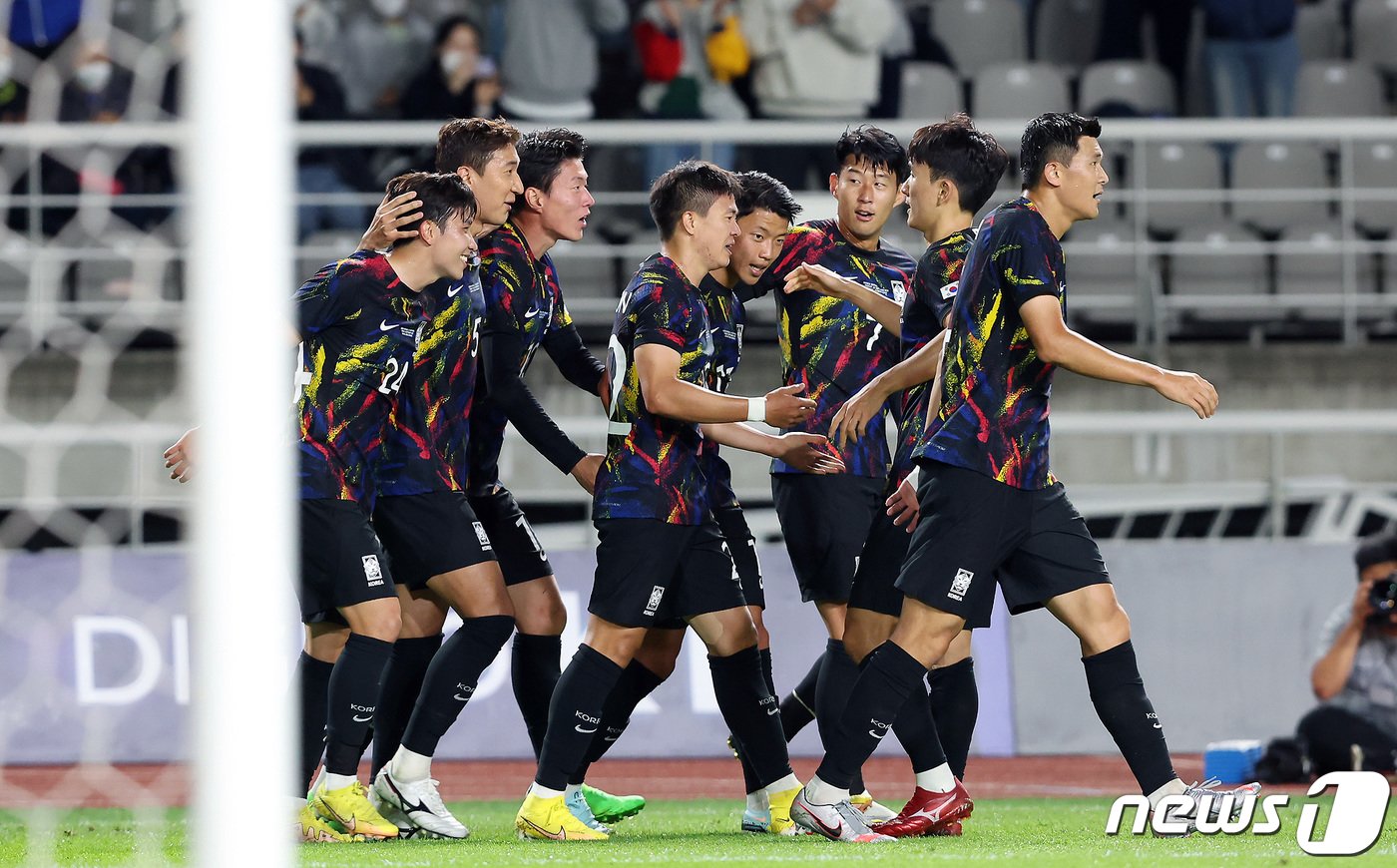 본문 이미지 - 황희찬이 23일 오후 고양종합운동장에서 열린 대한민국과 코스타리카의 친선경기에서 선제골을 넣은 뒤 동료들과 기쁨을 나누고 있다. 2022.9.23/뉴스1 ⓒ News1 이동해 기자