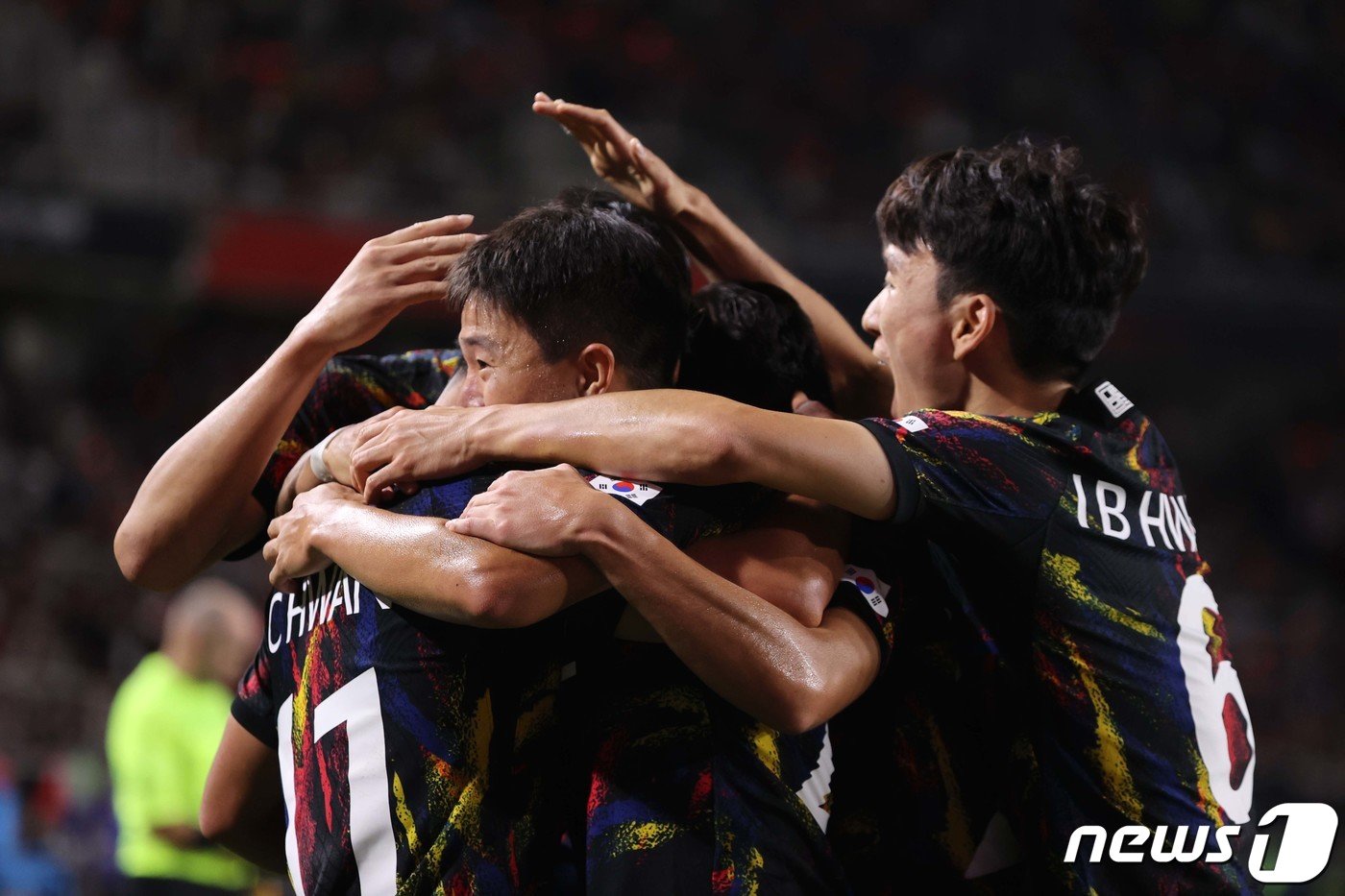 본문 이미지 - 황희찬이 23일 오후 경기 고양종합운동장에서 열린 대한민국과 코스타리카의 친선경기에서 선제골을 성공시킨뒤 동료들과 기쁨을 나누고 있다. 2022.9.23/뉴스1 ⓒ News1 이광호 기자