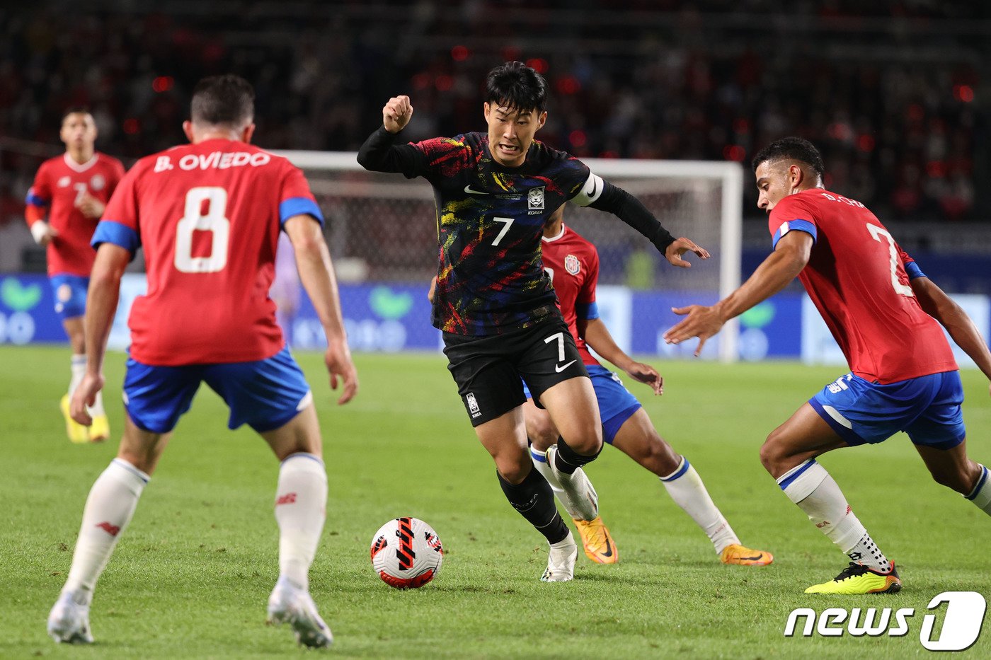 본문 이미지 - 손흥민이 23일 오후 경기 고양종합운동장에서 열린 대한민국과 코스타리카의 친선경기에서 볼다툼을 하고 있다.2022.9.23/뉴스1 ⓒ News1 이광호 기자