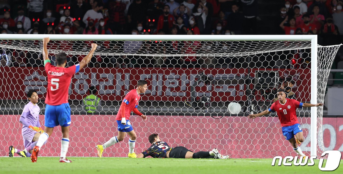 본문 이미지 - 코스타리카 베넷이 23일 오후 고양종합운동장에서 열린 대한민국과 코스타리카의 친선경기에서 동점골을 넣은 뒤 세리머니를 하고 있다. 2022.9.23/뉴스1 ⓒ News1 이동해 기자