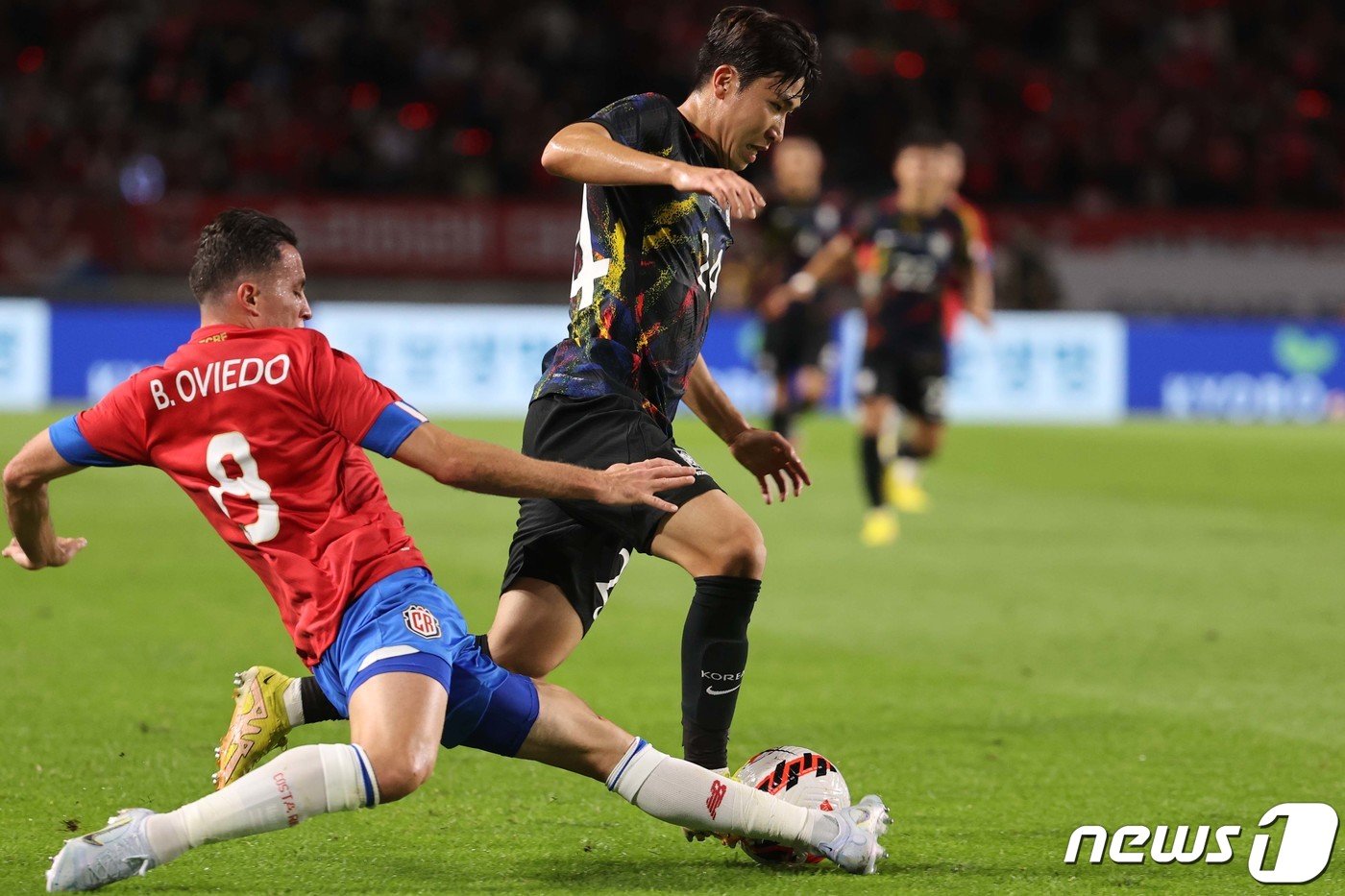 본문 이미지 - 윤종규가 23일 오후 경기 고양종합운동장에서 열린 대한민국과 코스타리카의 친선경기에서 상대문전을 향해 돌파를 시도하고 있다. 2022.9.23/뉴스1 ⓒ News1 이광호 기자