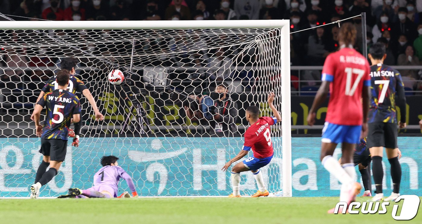 본문 이미지 - 코스타리카 베넷이 23일 오후 고양종합운동장에서 열린 대한민국과 코스타리카의 친선경기 후반전에서 역전골을 넣고 있다. 2022.9.23/뉴스1 ⓒ News1 이동해 기자