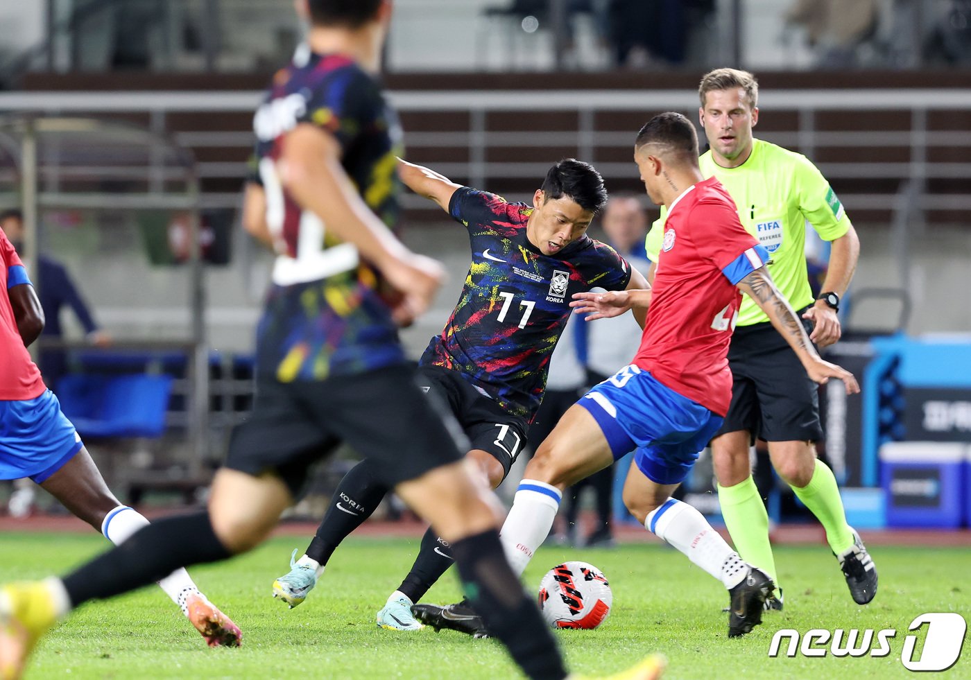 황희찬이 23일 오후 고양종합운동장에서 열린 대한민국과 코스타리카의 친선경기 후반전에서 돌파를 시도하고 있다. 2022.9.23/뉴스1 ⓒ News1 이동해 기자