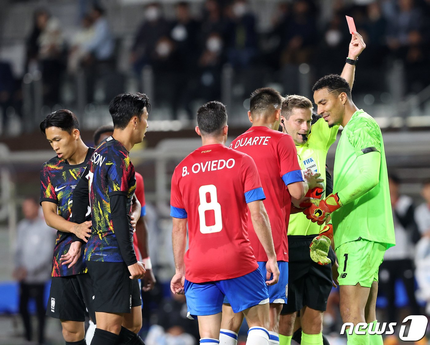 코스타리카 골키퍼 알바라도가 23일 오후 고양종합운동장에서 열린 대한민국과 코스타리카의 친선경기 후반전에서 레드카드를 받고 있다. 2022.9.23/뉴스1 ⓒ News1 이동해 기자