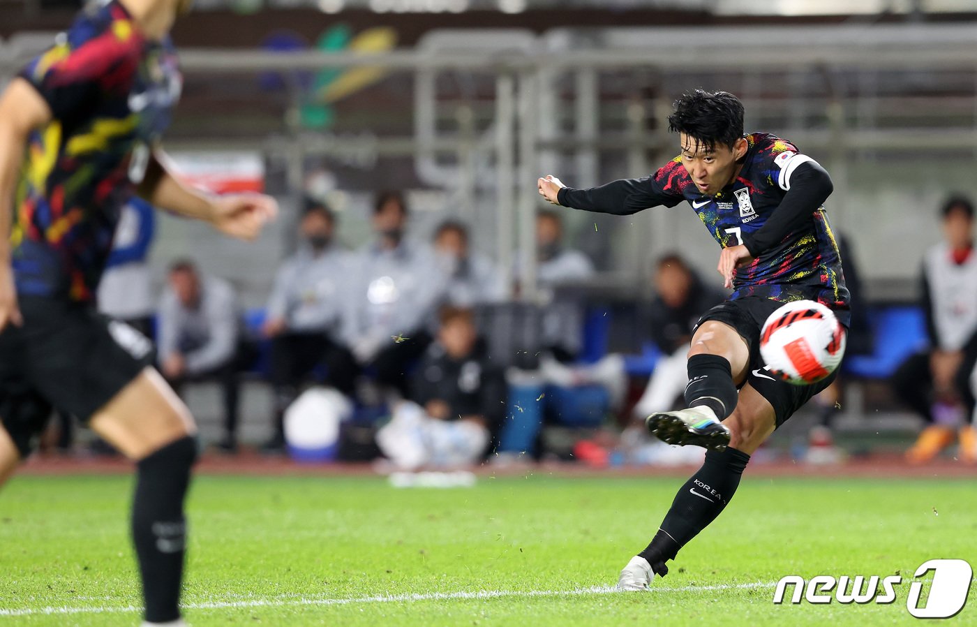 본문 이미지 - 손흥민이 23일 오후 고양종합운동장에서 열린 대한민국과 코스타리카의 친선경기 후반전에서 페널티박스 앞 프리킥에서 동점골을 넣고 있다. 2022.9.23/뉴스1 ⓒ News1 이동해 기자