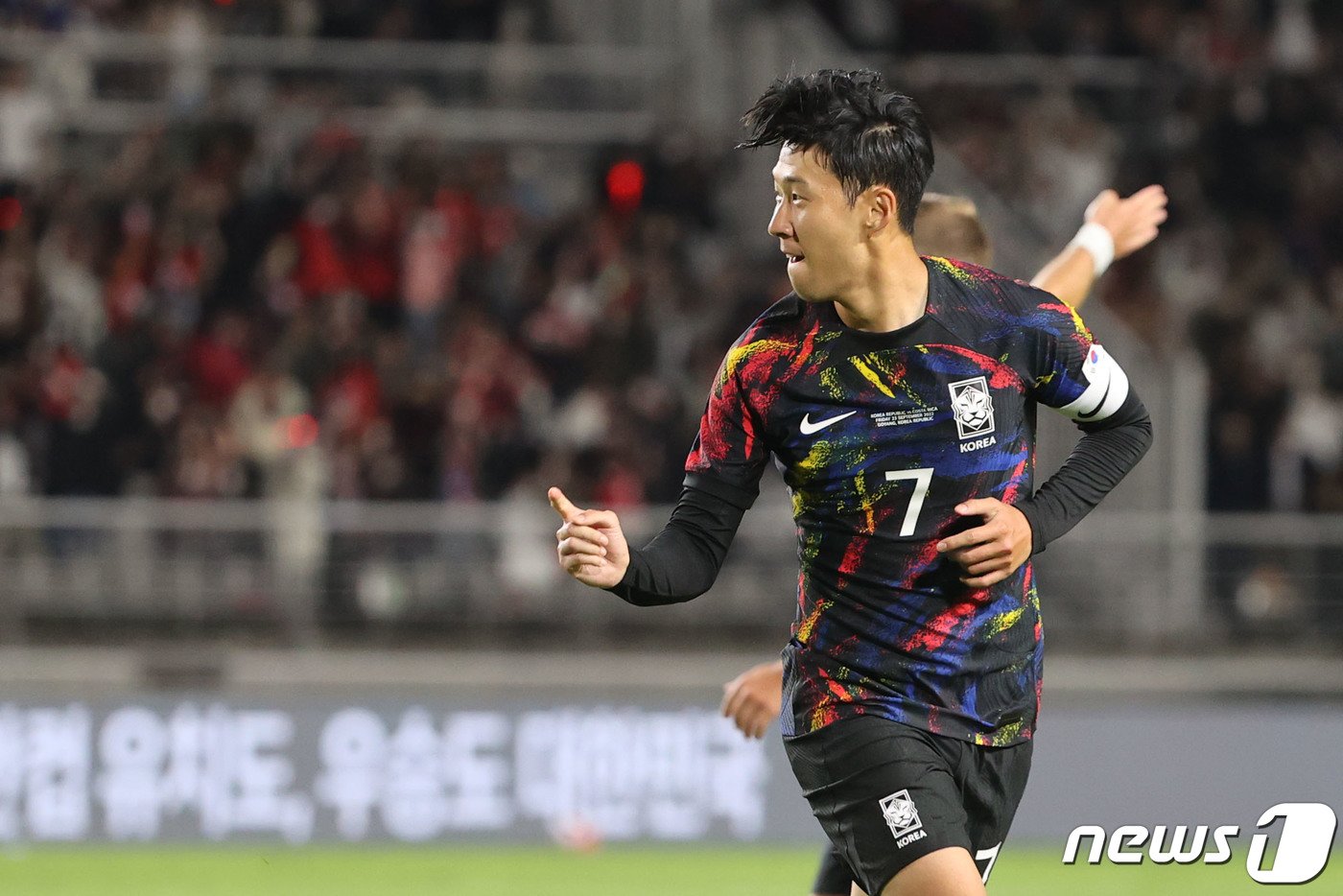 본문 이미지 - 손흥민이 23일 오후 경기 고양종합운동장에서 열린 대한민국과 코스타리카의 친선경기 후반, 프리킥으로 동점골을 성공시킨뒤 세리머니를 하고 있다. 2022.9.23/뉴스1 ⓒ News1 이광호 기자