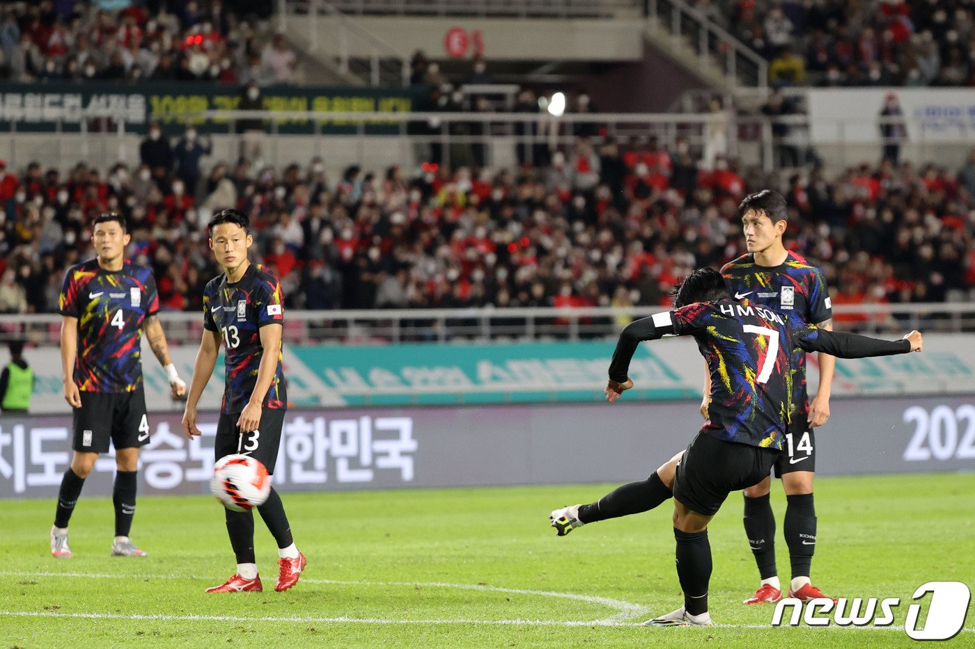 본문 이미지 - 손흥민이 23일 오후 경기 고양종합운동장에서 열린 대한민국과 코스타리카의 친선경기 후반, 프리킥으로 동점골을 성공시키고 있다. 2022.9.23/뉴스1 ⓒ News1 이광호 기자