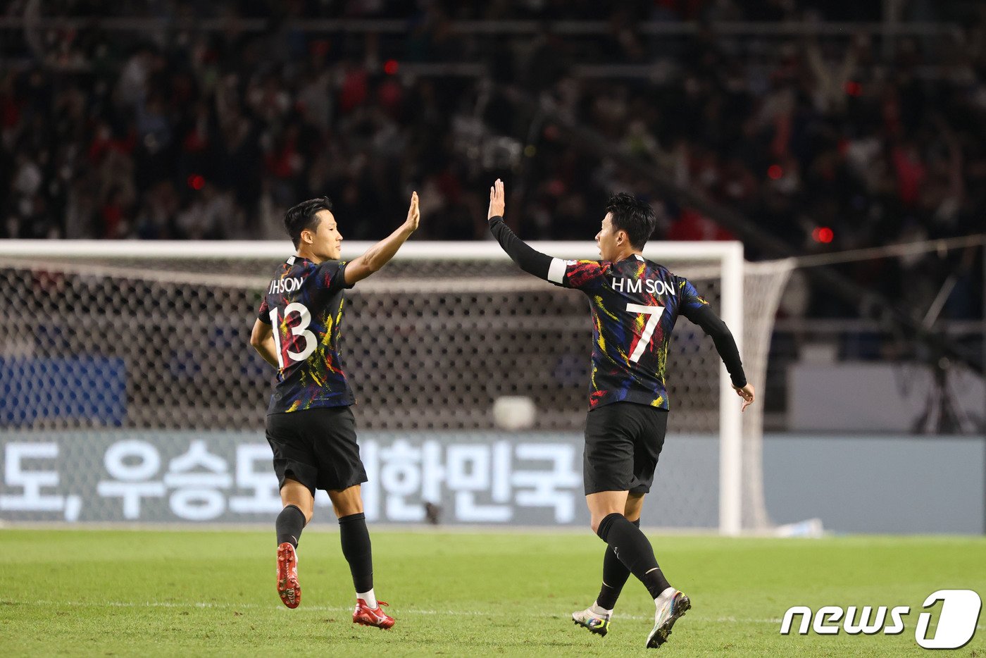 본문 이미지 - 손흥민이 23일 오후 경기 고양종합운동장에서 열린 대한민국과 코스타리카의 친선경기 후반, 프리킥으로 동점골을 성공시킨뒤 손준호와 하이파이브를 하고 있다. 2022.9.23/뉴스1 ⓒ News1 이광호 기자