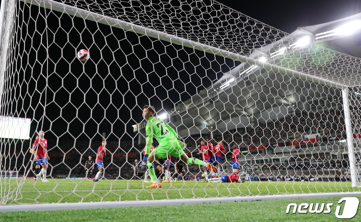 본문 이미지 - 손흥민이 23일 오후 고양종합운동장에서 열린 대한민국과 코스타리카의 친선경기 후반전에서 페널티박스 앞 프리킥에서 동점골을 넣고 있다. 2022.9.23/뉴스1 ⓒ News1 이동해 기자