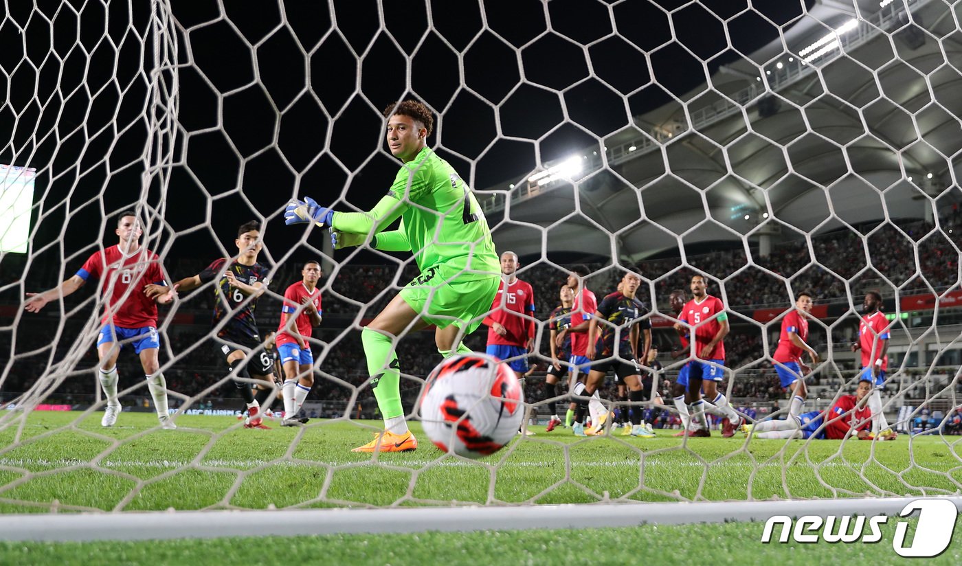 본문 이미지 - 손흥민이 23일 오후 고양종합운동장에서 열린 대한민국과 코스타리카의 친선경기 후반전에서 페널티박스 앞 프리킥에서 동점골을 넣고 있다. 2022.9.23/뉴스1 ⓒ News1 이동해 기자