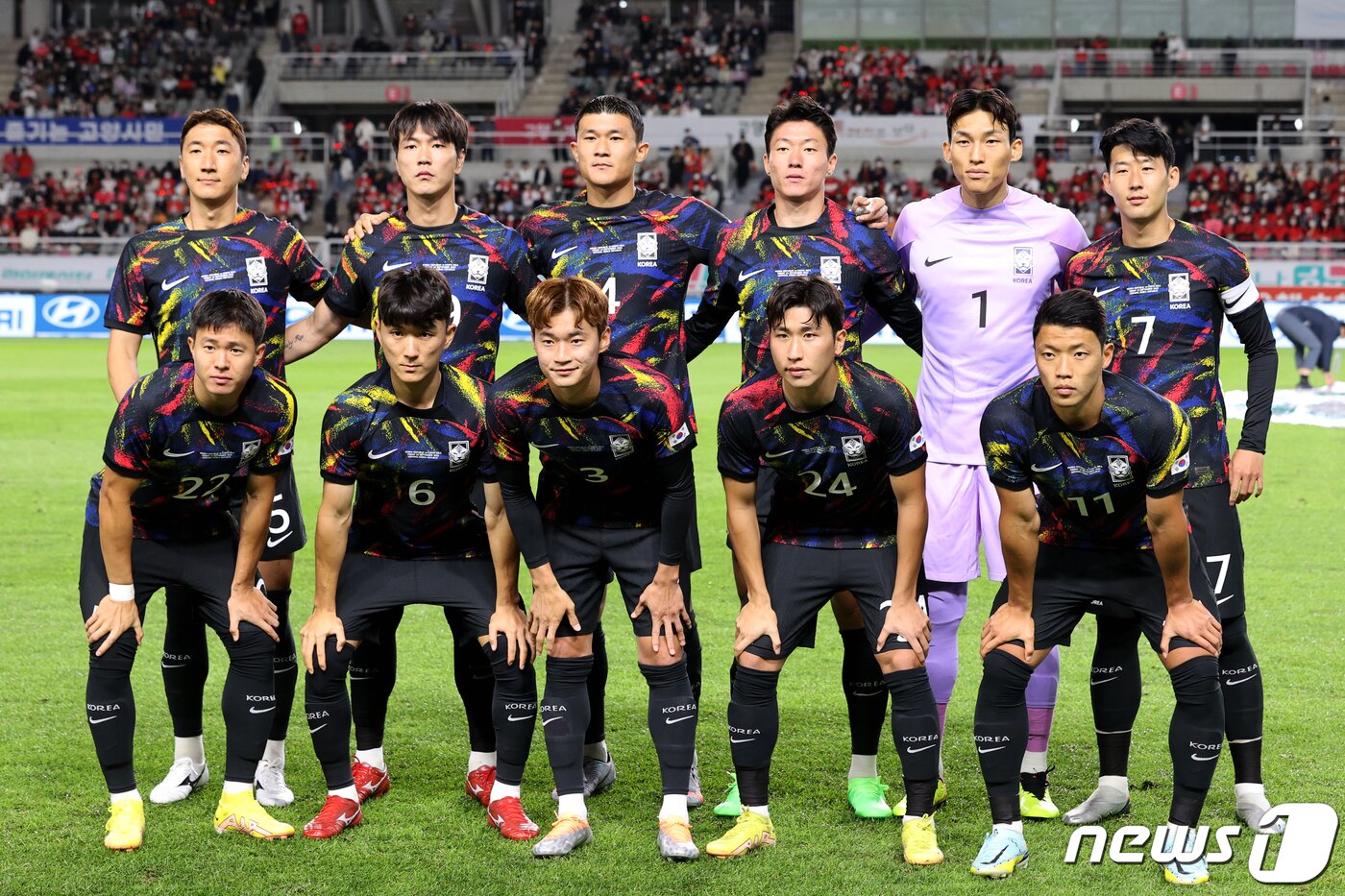 본문 이미지 - 파울루 벤투 감독이 이끄는 대한민국 축구국가대표팀 선수들이 23일 오후 경기 고양종합운동장에서 열린 코스타리카와의 친선경기에 앞서 기념촬영을 하고 있다. 2022.9.23/뉴스1 ⓒ News1 이광호 기자