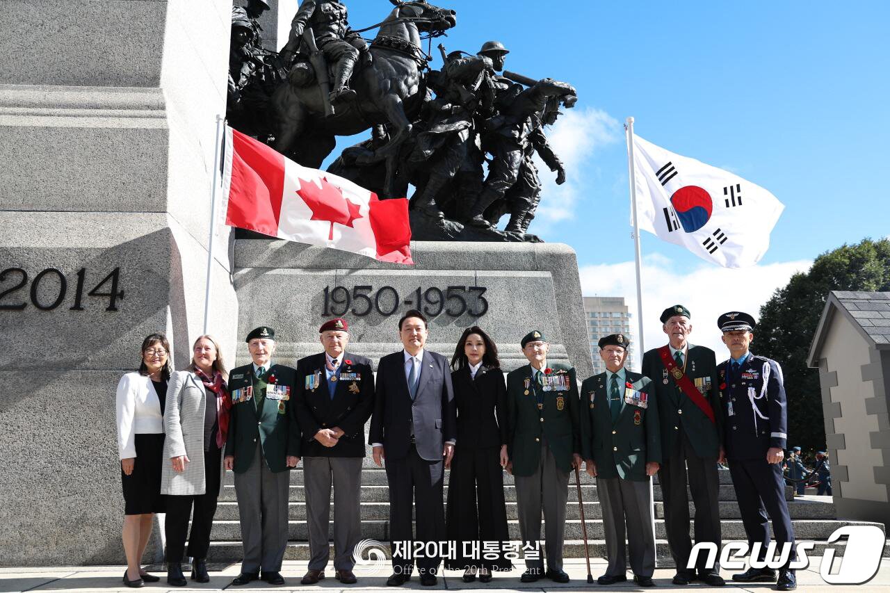 본문 이미지 - 윤석열 대통령이 23일 오전(현지시간) 캐나다 오타와 전쟁기념비를 참배한 후 참전용사들과 기념촬영을 하고 있다. (대통령실 홈페이지) 2022.9.24/뉴스1 ⓒ News1 오대일 기자