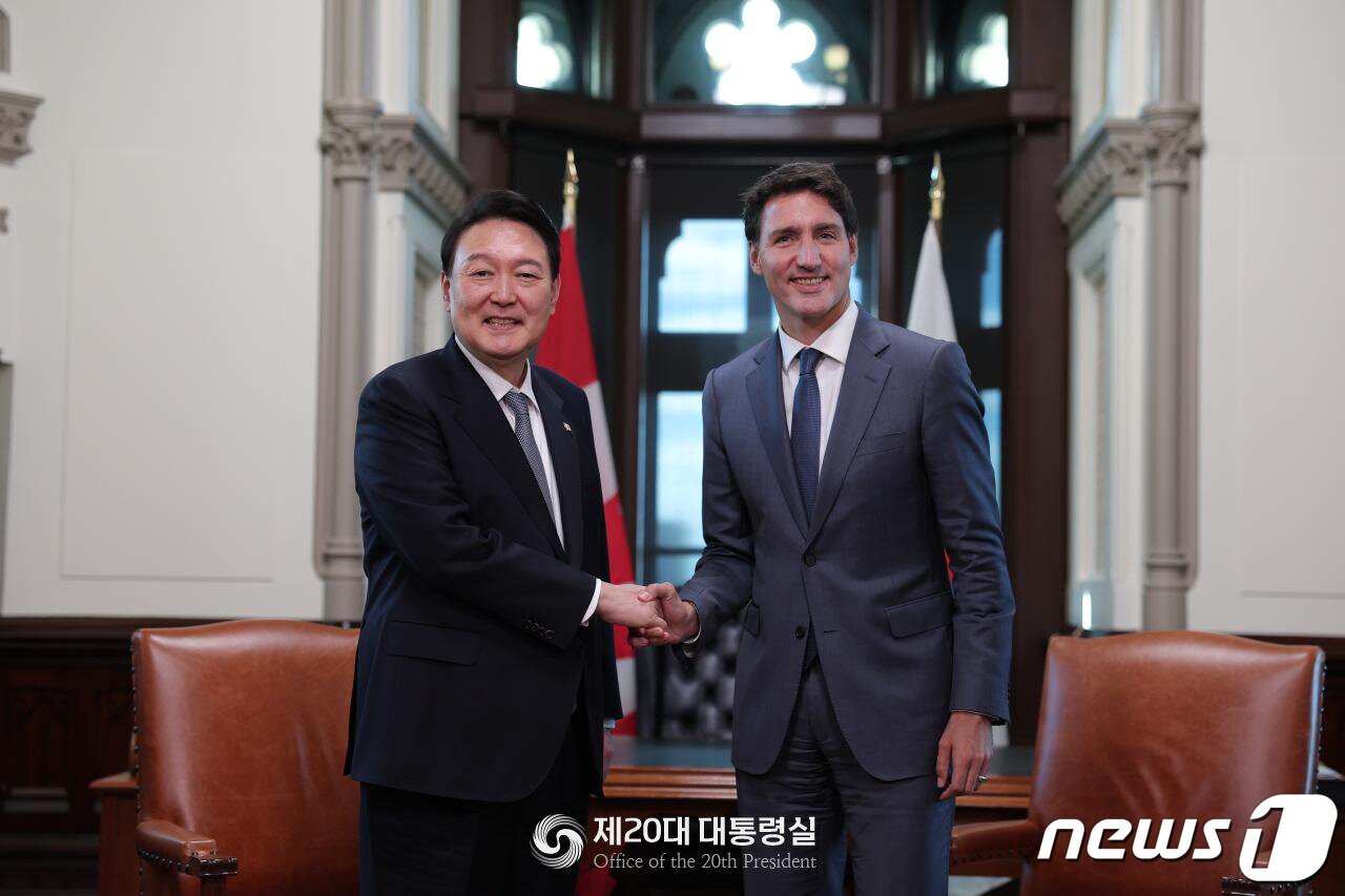 본문 이미지 - 윤석열 대통령과 쥐스탱 트뤼도 캐나다 총리가 23일(현지시간) 오타와 총리 집무실에서 열린 한·캐나다 정상회담 사전환담에서 기념촬영을 하고 있다. (대통령실 홈페이지) 2022.9.24/뉴스1 ⓒ News1 오대일 기자