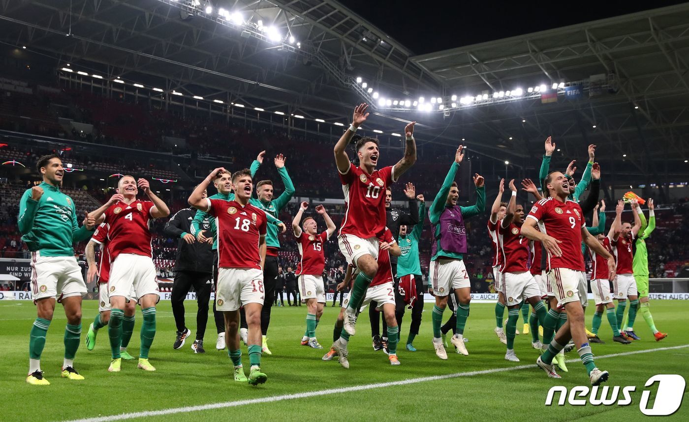 본문 이미지 - 독일을 잡고 기뻐하는 헝가리 대표팀 ⓒ AFP=뉴스1