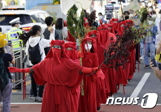 지난해 9월24일 서울시청 인근 세종대로에서 퍼머컬쳐 네트워크 소속 회원들이 기후 위기를 경고하는 의미의 붉은 옷을 입은 채 924 기후정의행진에 함께하고 있다. © News1 조태형 기자