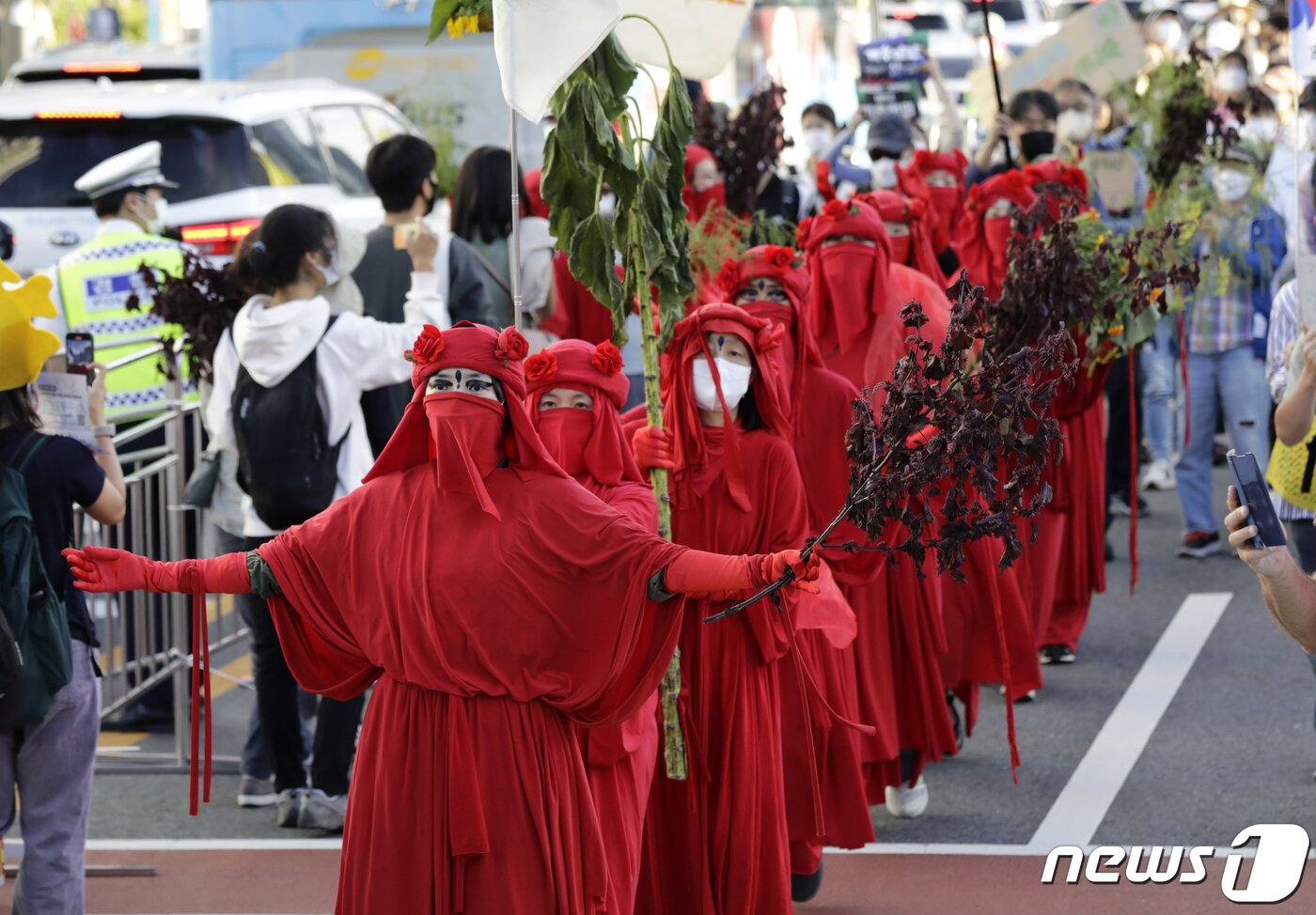 본문 이미지 - 지난해 9월24일 서울시청 인근 세종대로에서 퍼머컬쳐 네트워크 소속 회원들이 기후 위기를 경고하는 의미의 붉은 옷을 입은 채 924 기후정의행진에 함께하고 있다. ⓒ News1 조태형 기자