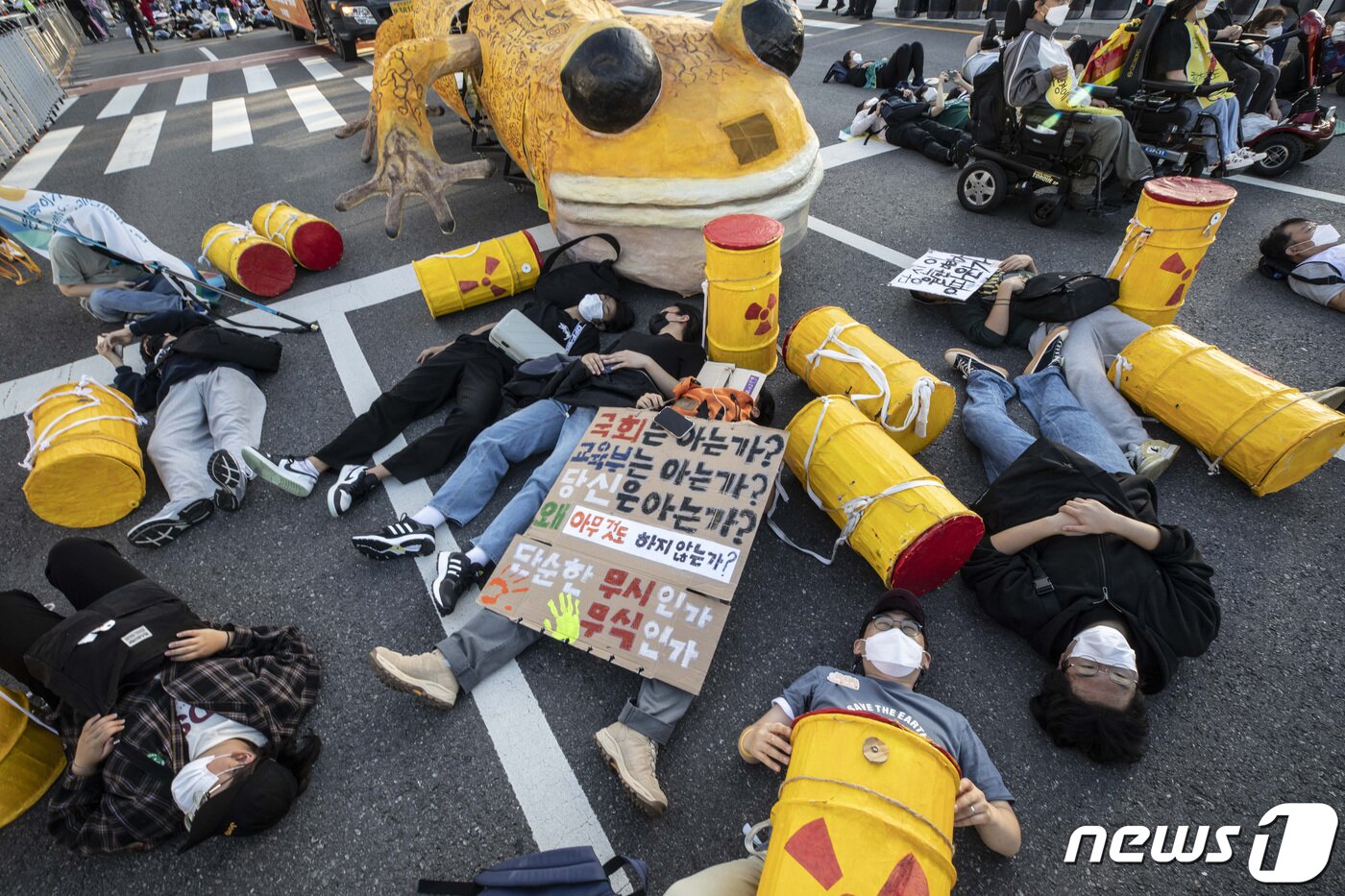 본문 이미지 - 924 기후정의행진 참가자들이 24일 서울시청 인근 세종대로에서 화석 연료와 생명 파괴 체제 종식을 촉구하며 행진하던 중 기후위기를 경고하며 드러눕는 다이-인(Die-in) 시위를 하고 있다. (공동취재) 2022.9.24/뉴스1 ⓒ News1 조태형 기자