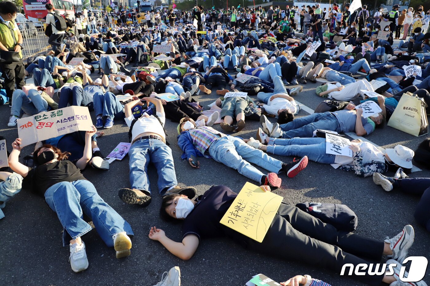 본문 이미지 - 924 기후정의행진 참가자들이 24일 서울시청 인근 세종대로에서 화석 연료와 생명 파괴 체제 종식을 촉구하며 행진하던 중 기후위기를 경고하며 드러눕는 다이-인(Die-in) 시위를 하고 있다. 이날 주최측은 행진에 3만 5천 명의 시민이 함께했다고 전했다. (공동취재) 2022.9.24/뉴스1 ⓒ News1 조태형 기자